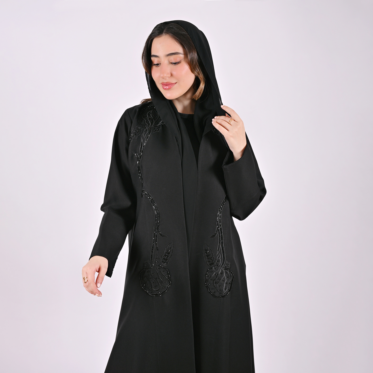  عباية روزا سوداء مزينة بشك وتطريز راقي 