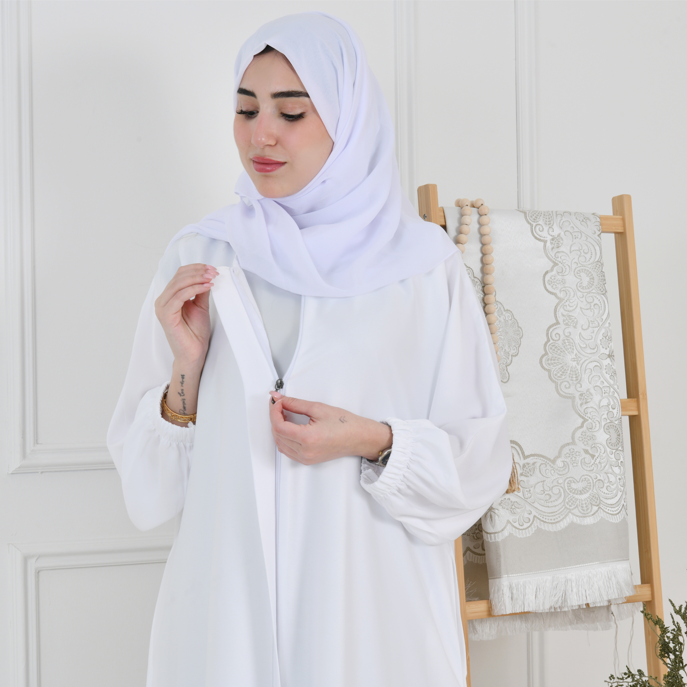  عباية الحج والعمرة كتف  ربع كلوش بكم مزموم وسحاب اغلاق وجيوب مخفية مع بدلة طقم  