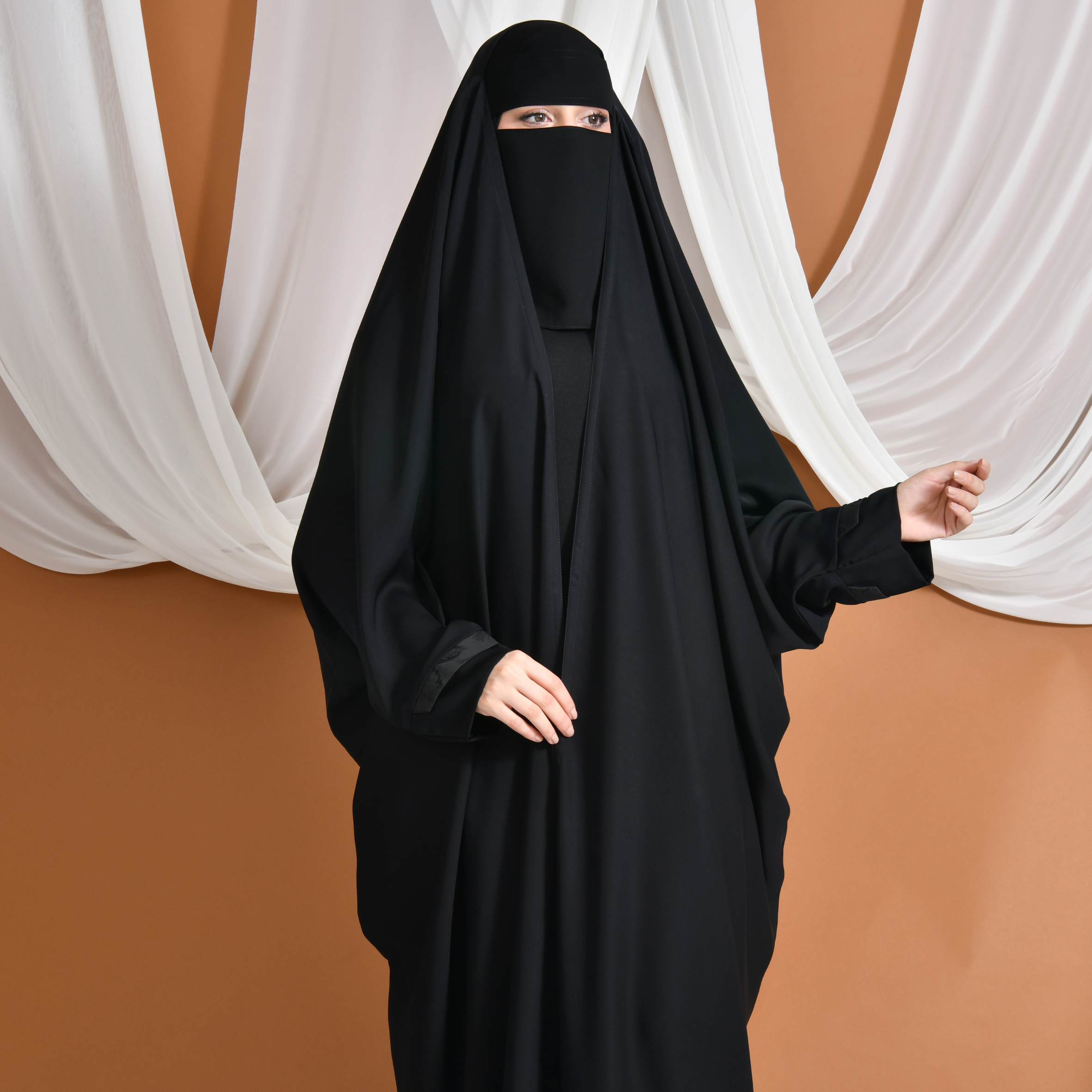  عباية دُرّة  | تصميم رأس واسع وانسيابي بأكمام ناعمة 