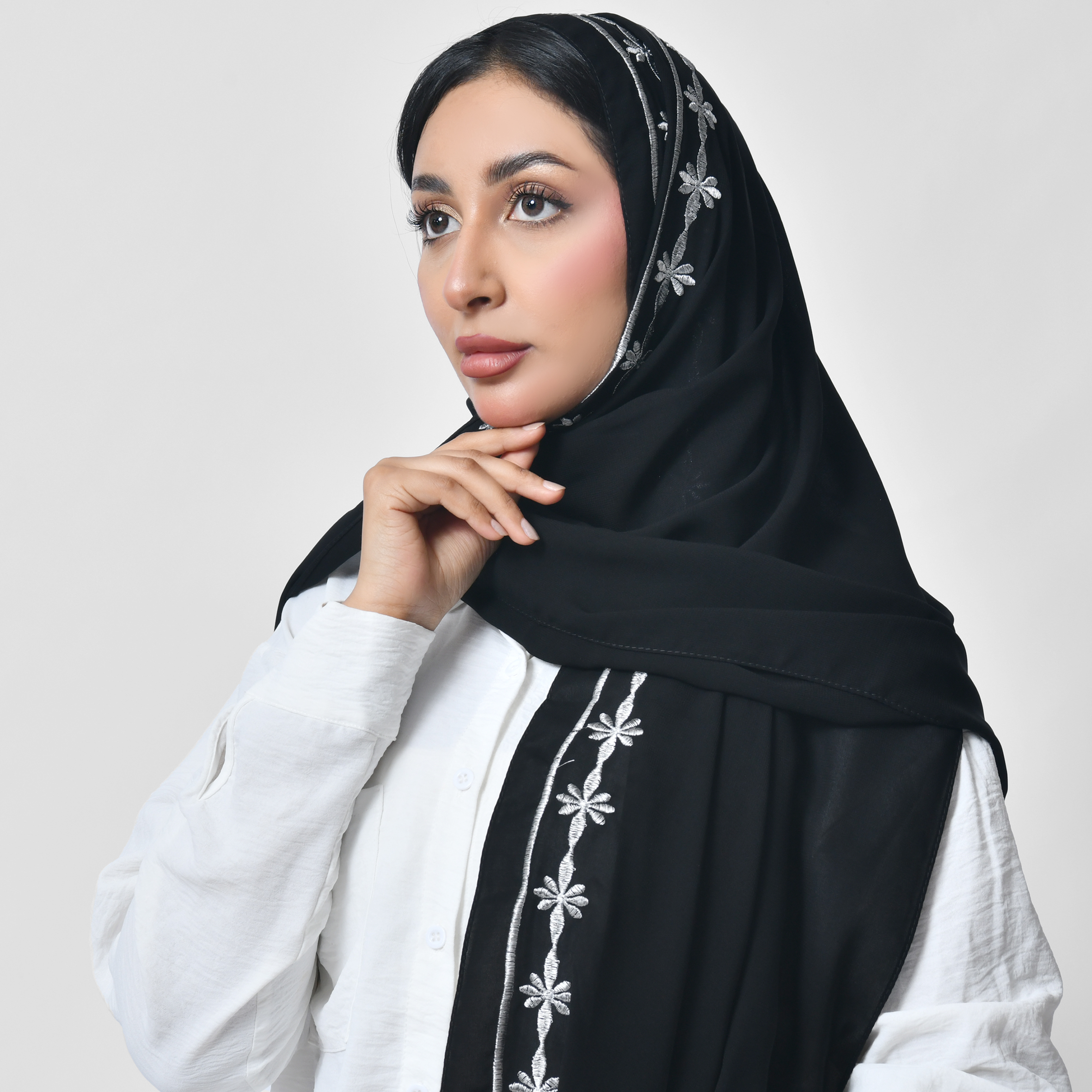 طرحة سوداء بتطريز فضي زاهي 