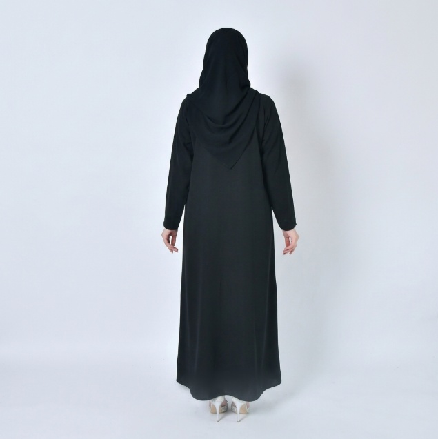  عبايه سوداء رسميه متعدده في طرق الاغلاق بطريقة ابداعيه 