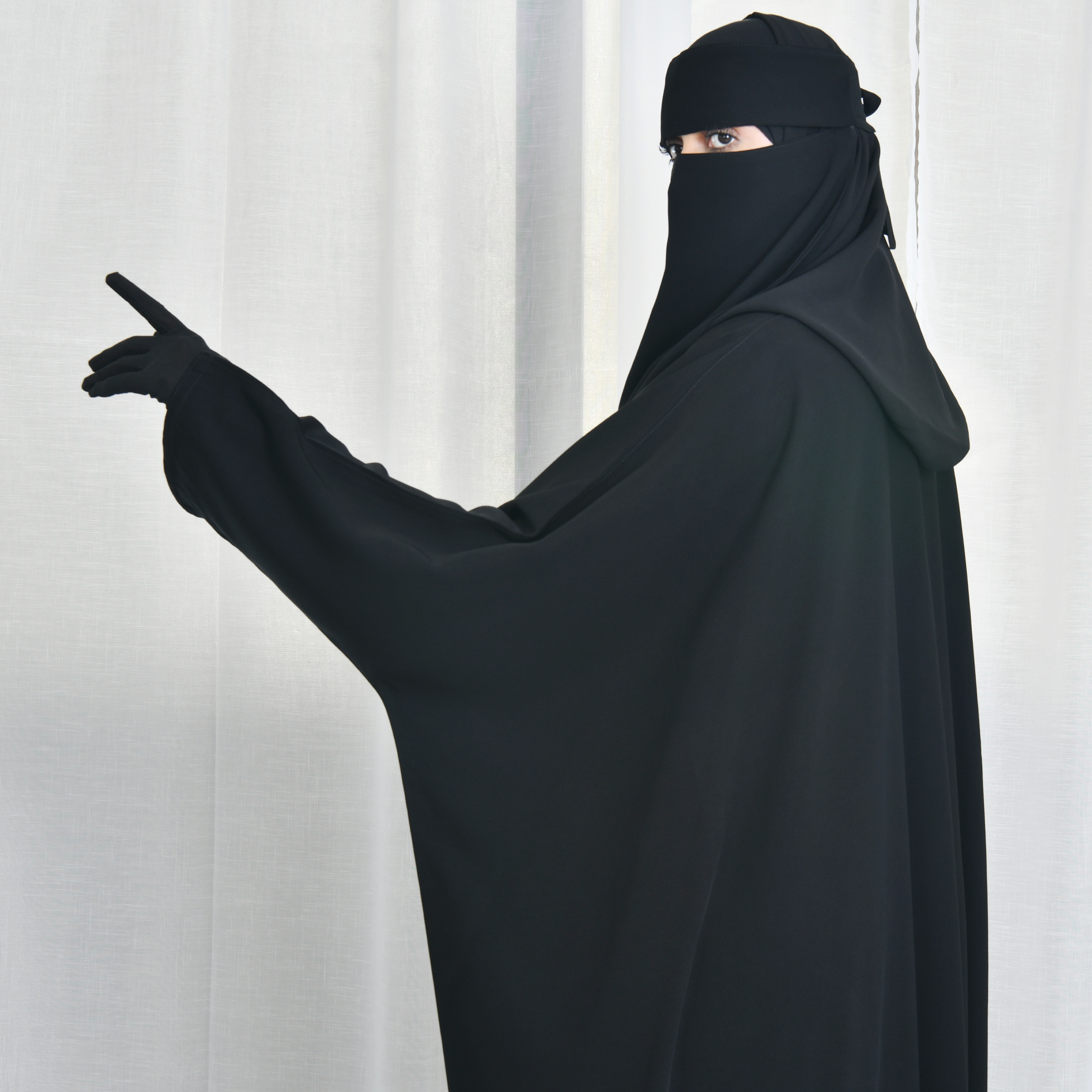  عباية كتف سادة ربع بشت مغلقة بطقطق من الاعلى 