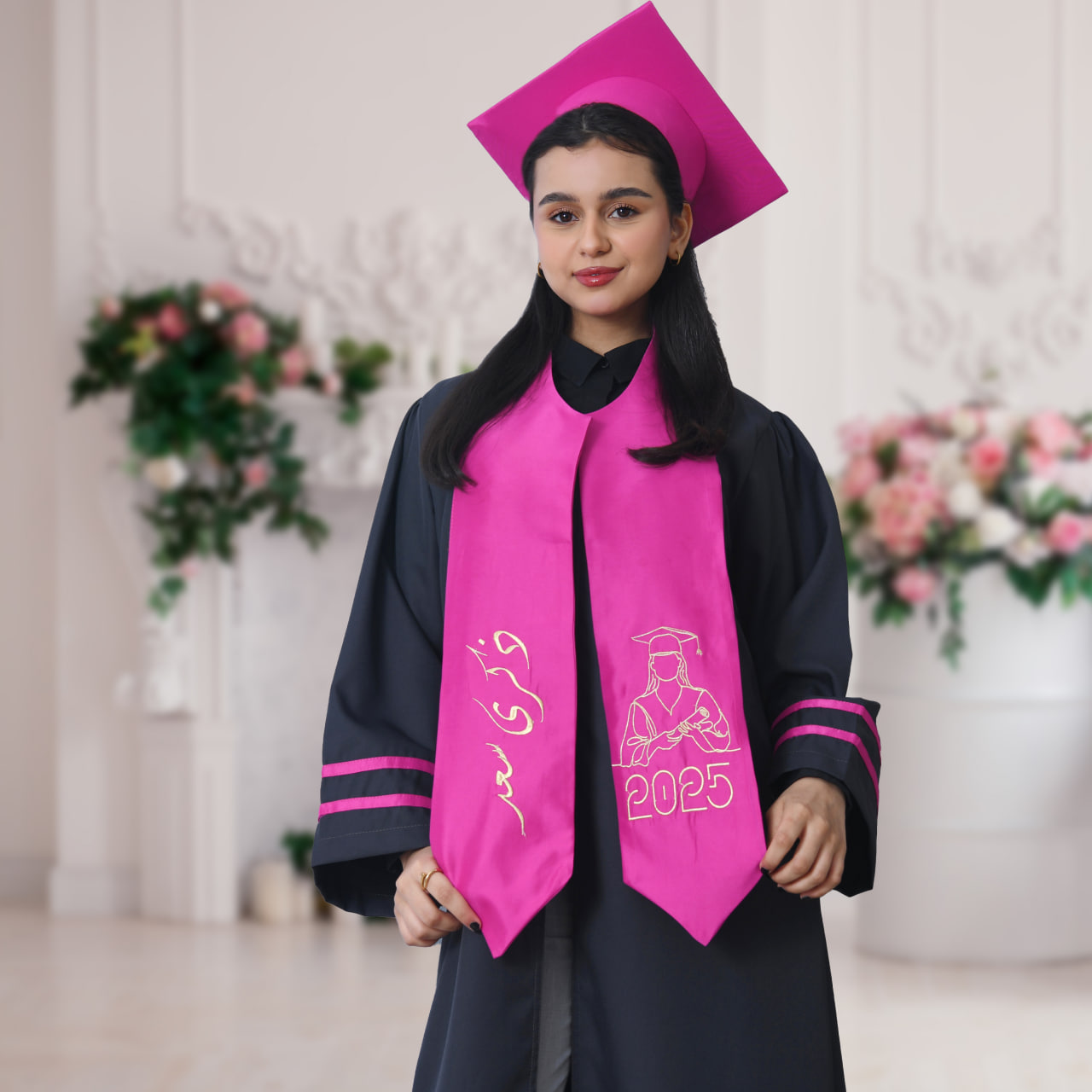  زي التخرج باللون الرمادي مع تداخل اللون الفوشي على الاكمام مع وشاح وكاب سادة  