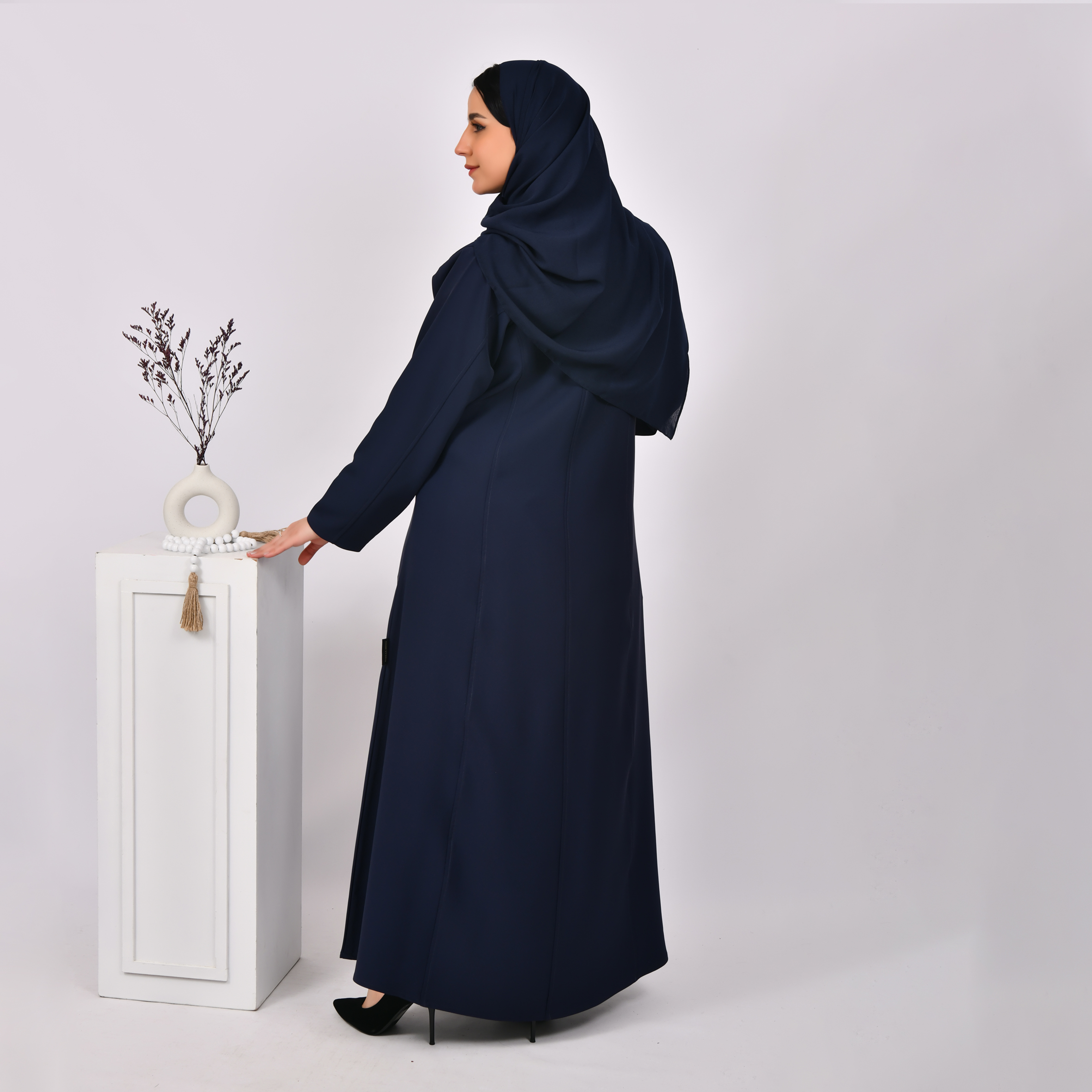  عباية لف باللون الكحلي ربع كلوش بخطوط تفصيلية مع جيوب جانبية مخفية 