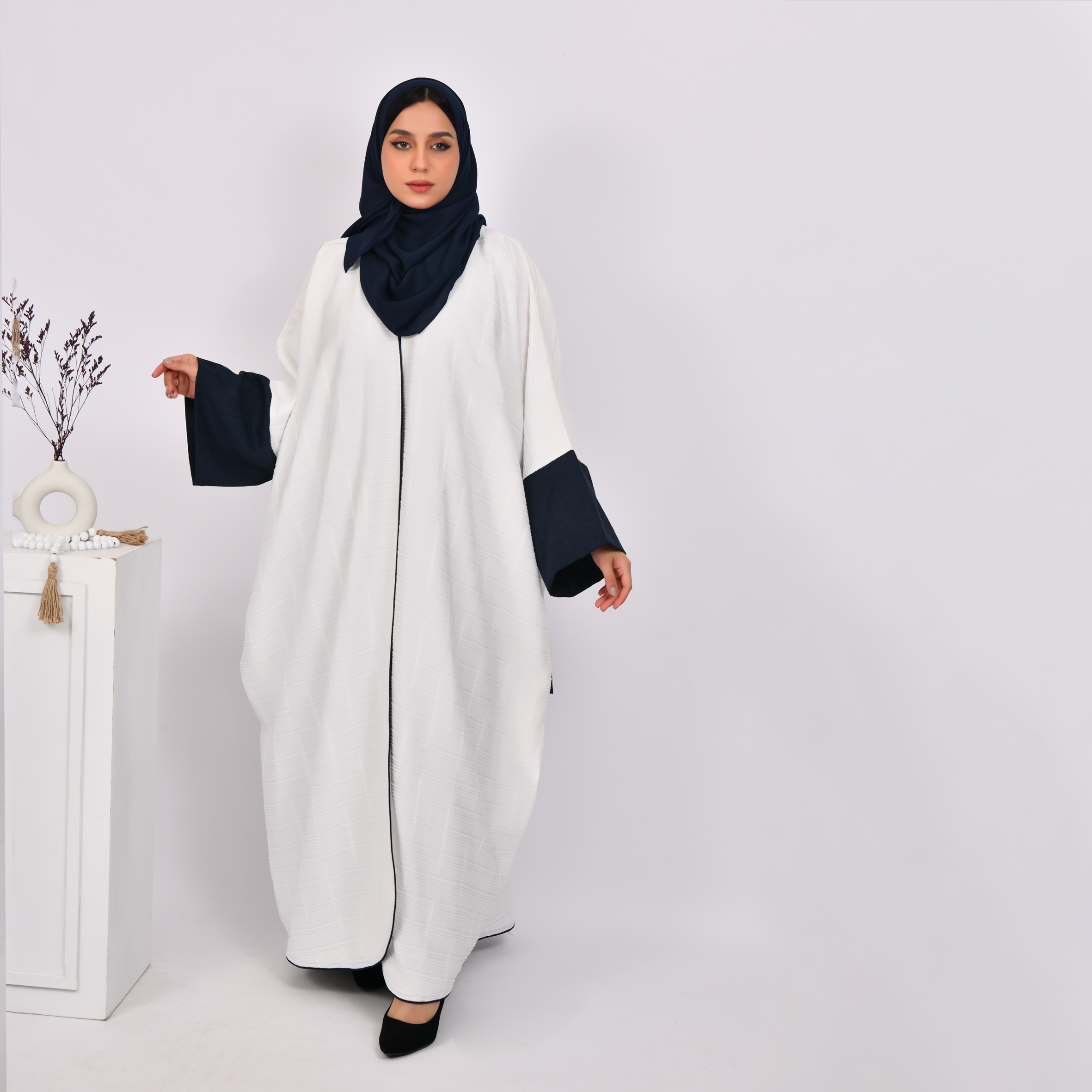   عباية  بشت باللون الابيض بكم واسع كحلي مع فستان كحلي 