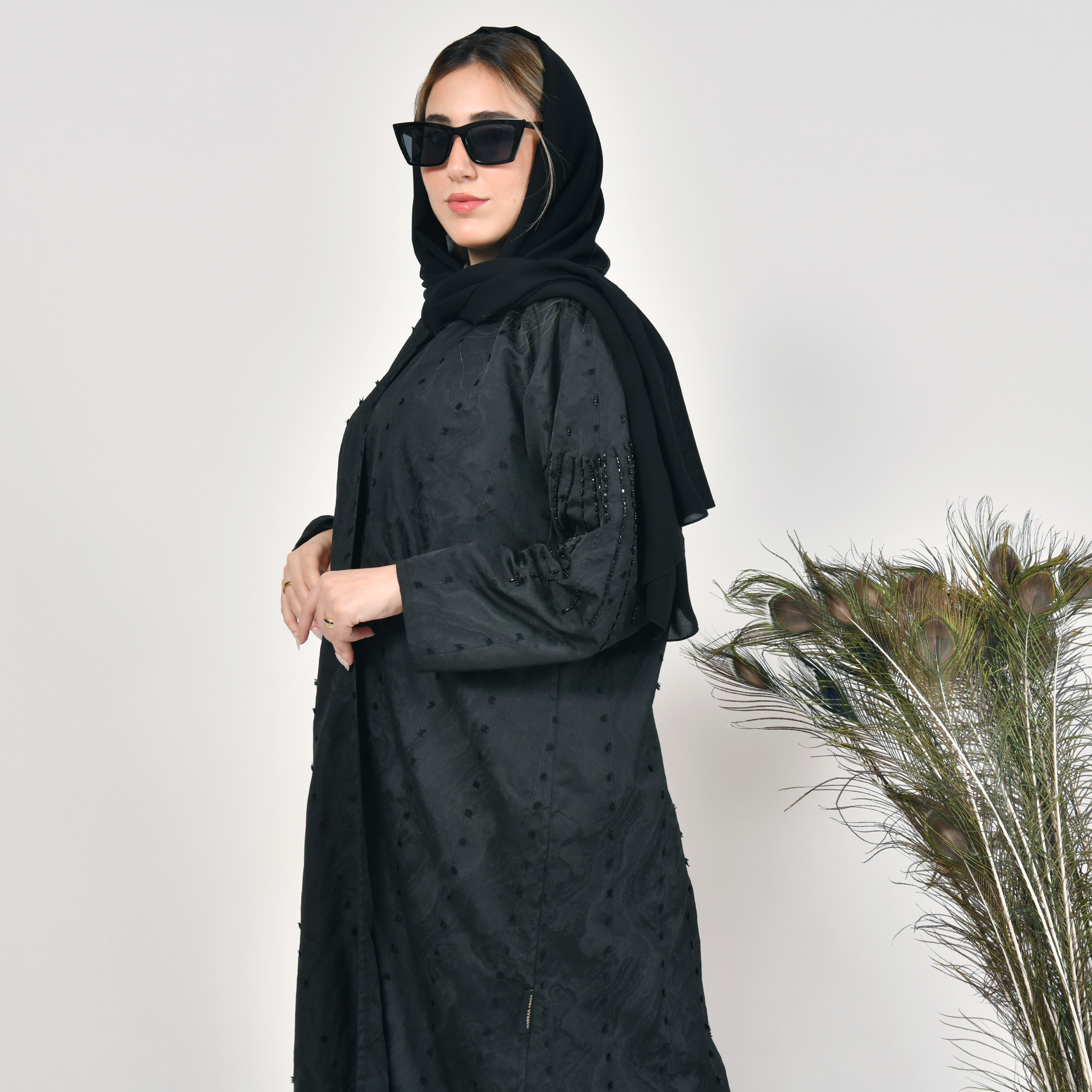  عباية لف سوداء بقماش مموه و اكمام مزينة بشك  اسود 