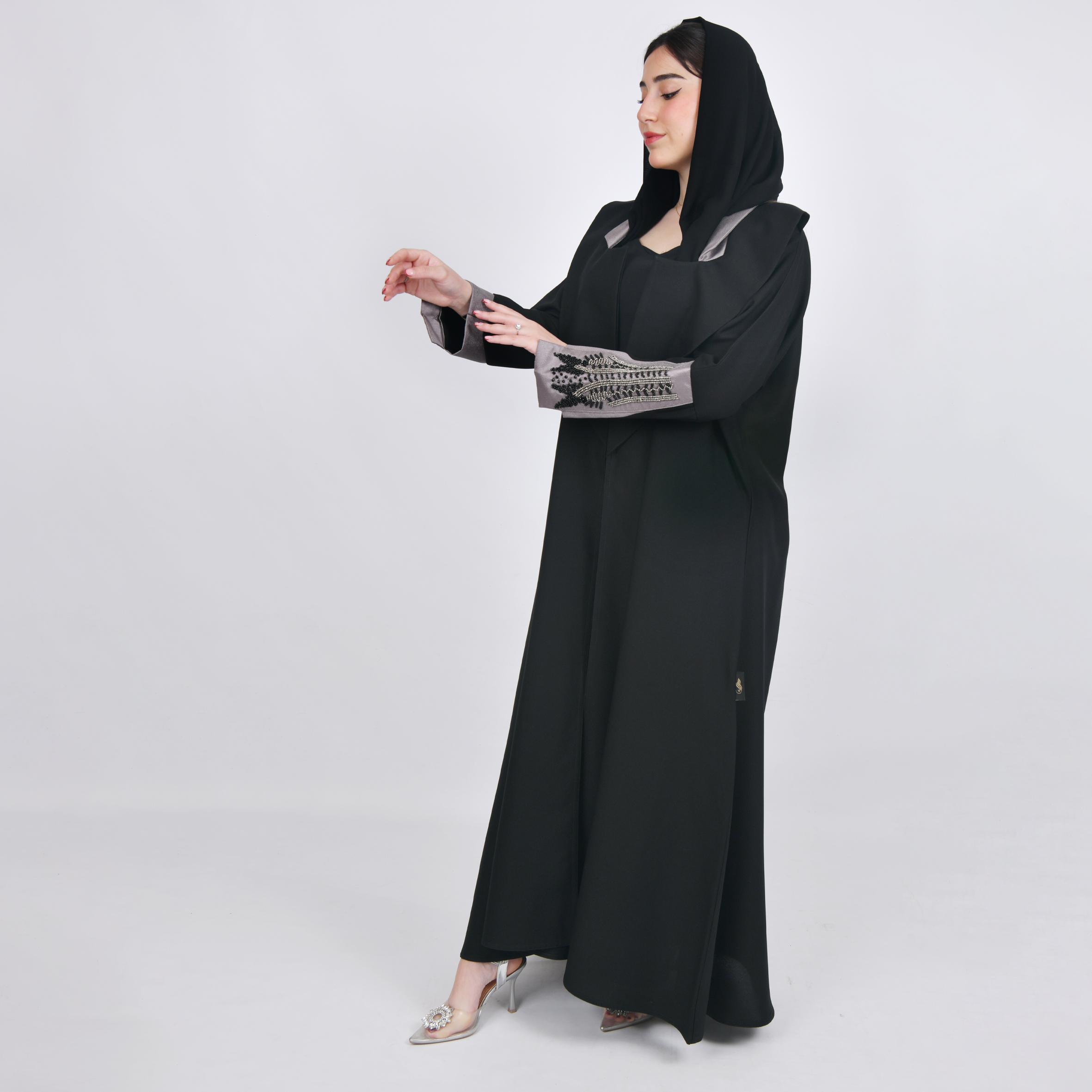  عباية سوداء لف كلوش بتصميم جذاب للياقة والاكمام المزينة بشك يدوي  