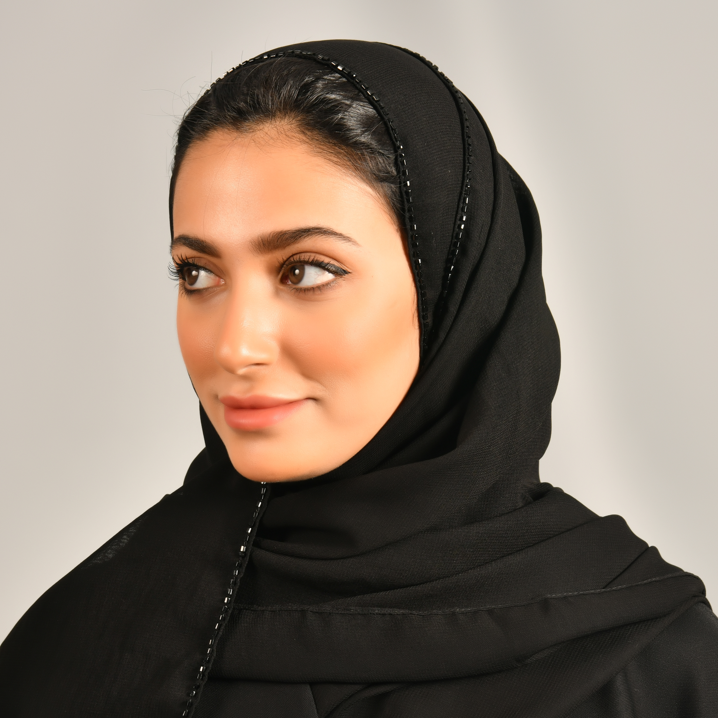  طرحه سوداء بشك أسود  على الحواف 