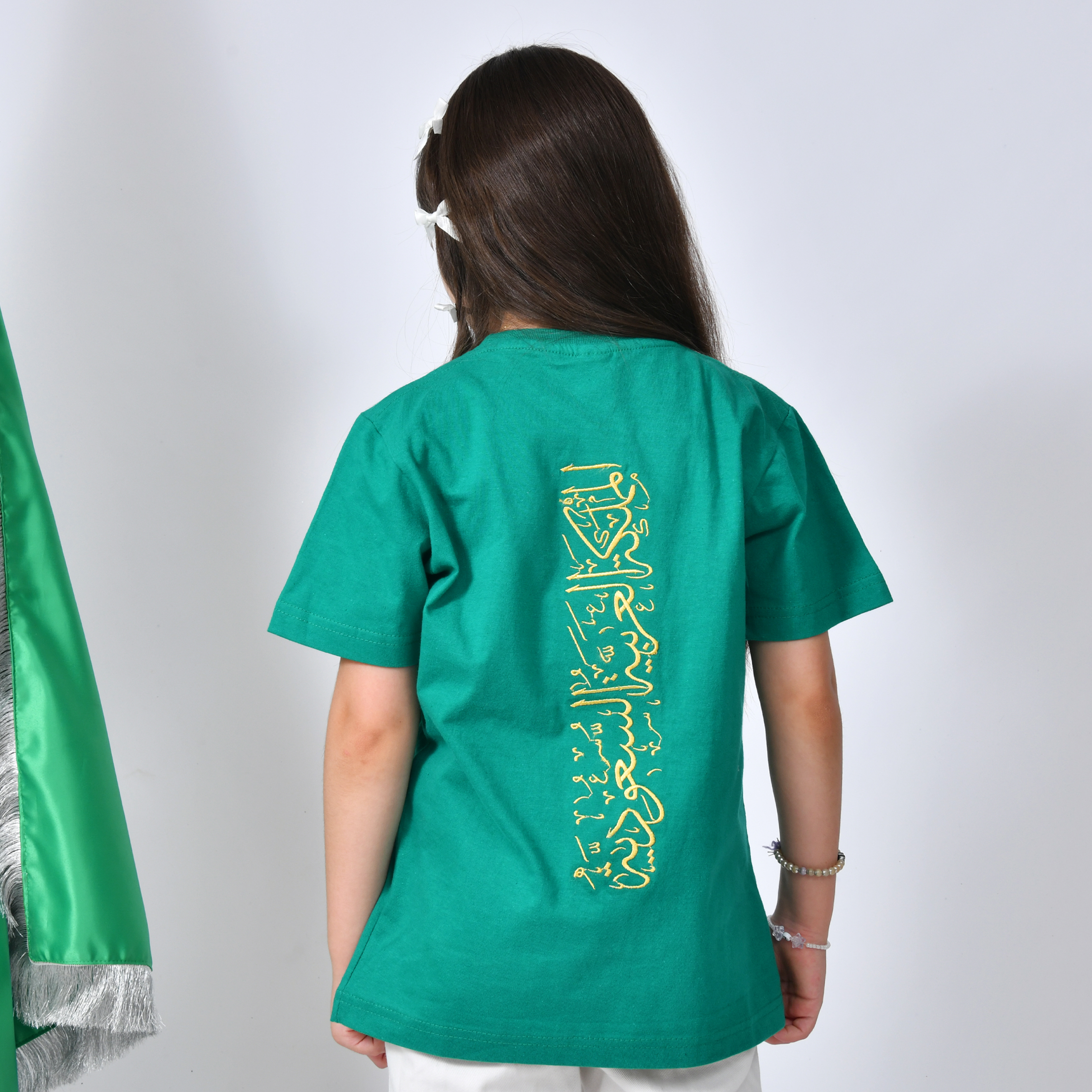  تيشيرت اخضر بتطريز ذهبي شعار عزنا بطبعنا ( للأولاد والبنات) 