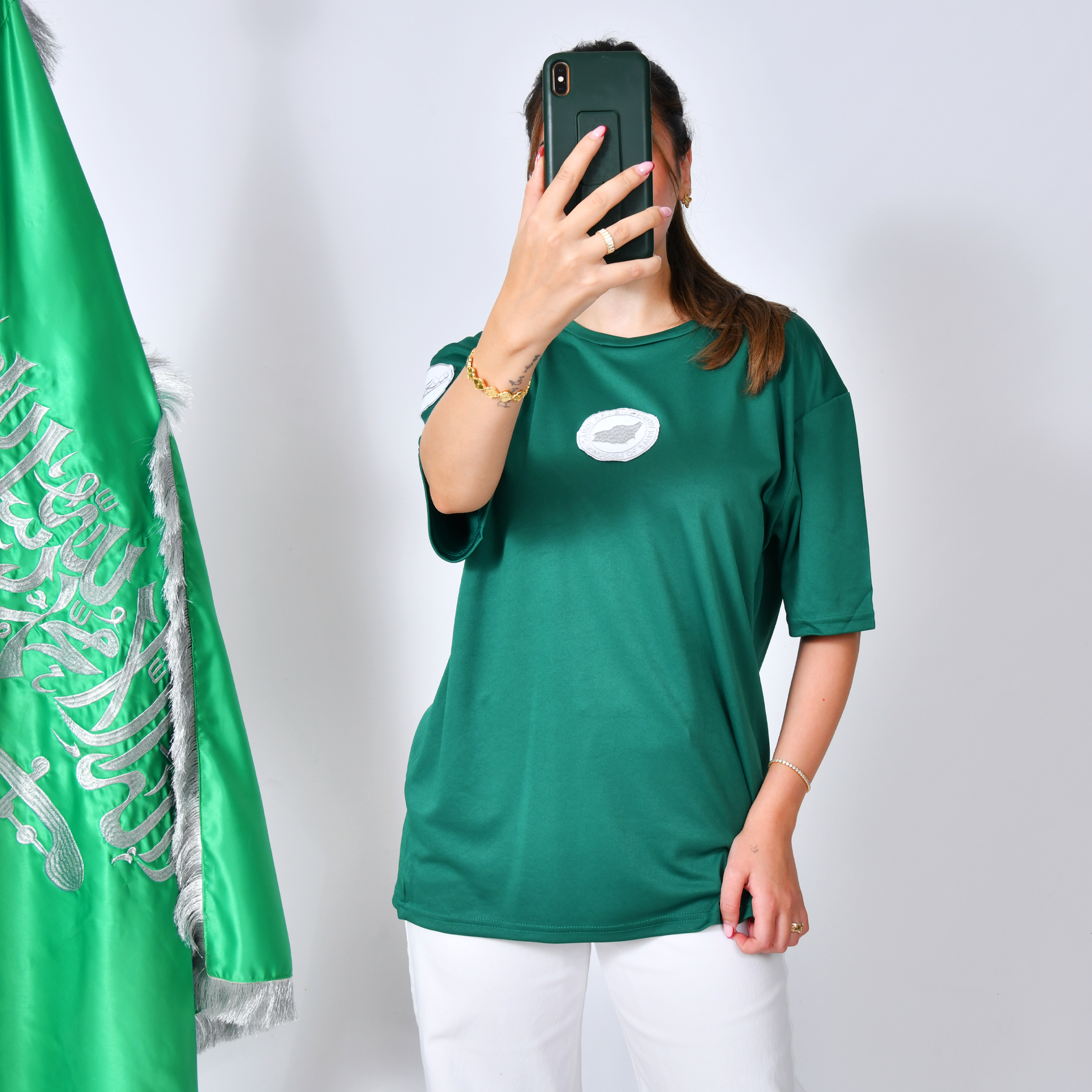  تيشيرت أخضر بتطريز شعار خريطة المملكة مع  شعار سعودية على الاكمام   