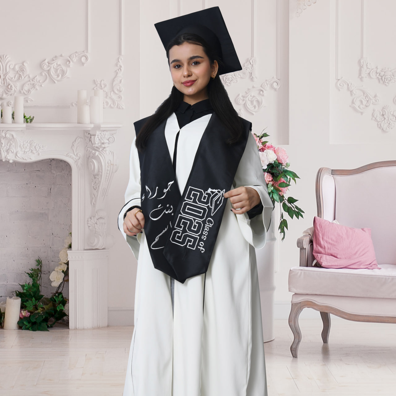  زي تخرج عباية اوف وايت مع وشاح وكاب اسود سادة  