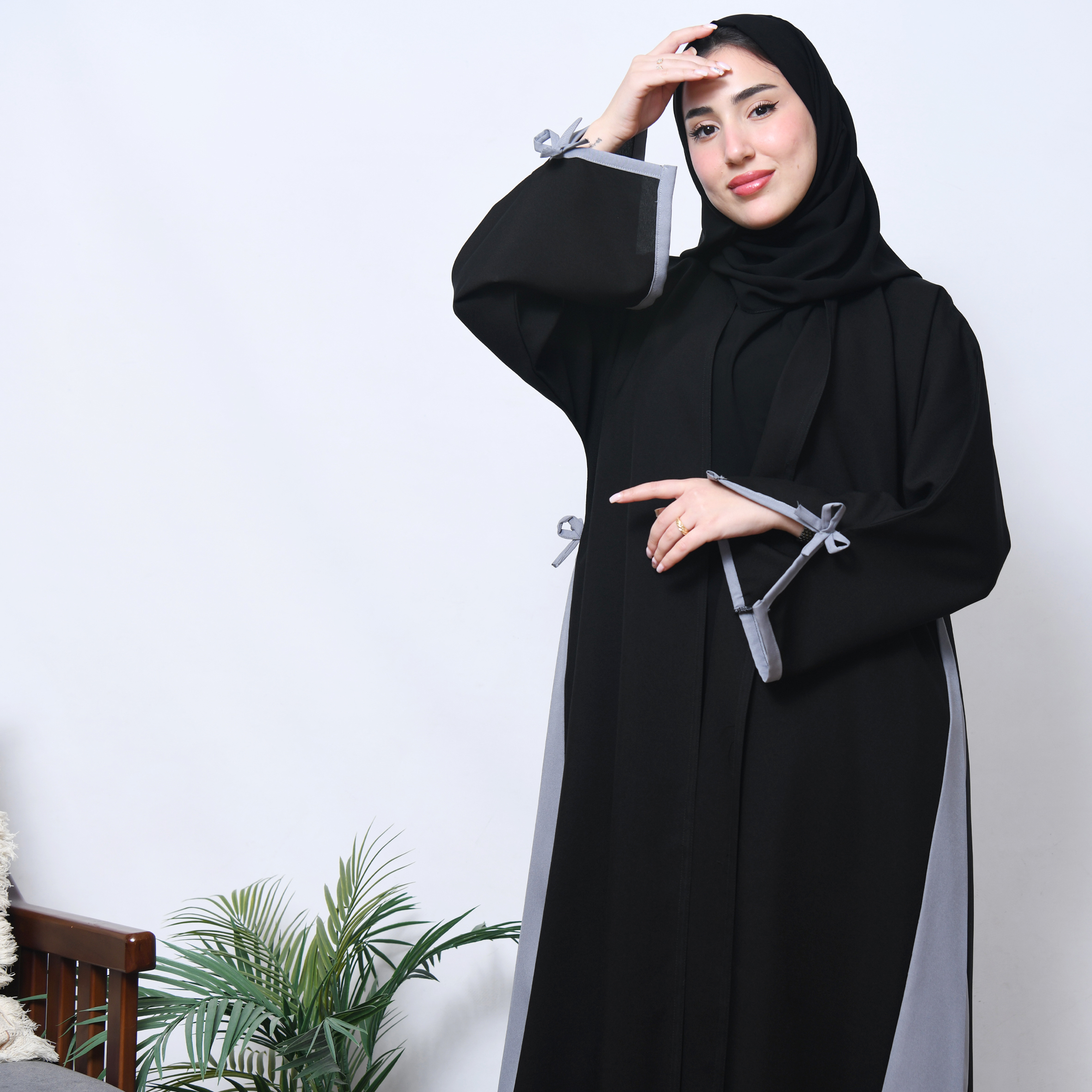  عباية لف كلوش بسيط وراقي بتداخل اللون الرمادي على الاكمام وبشكل سهمي اسفل العباية مع اضافة ربطة الفيونكة  