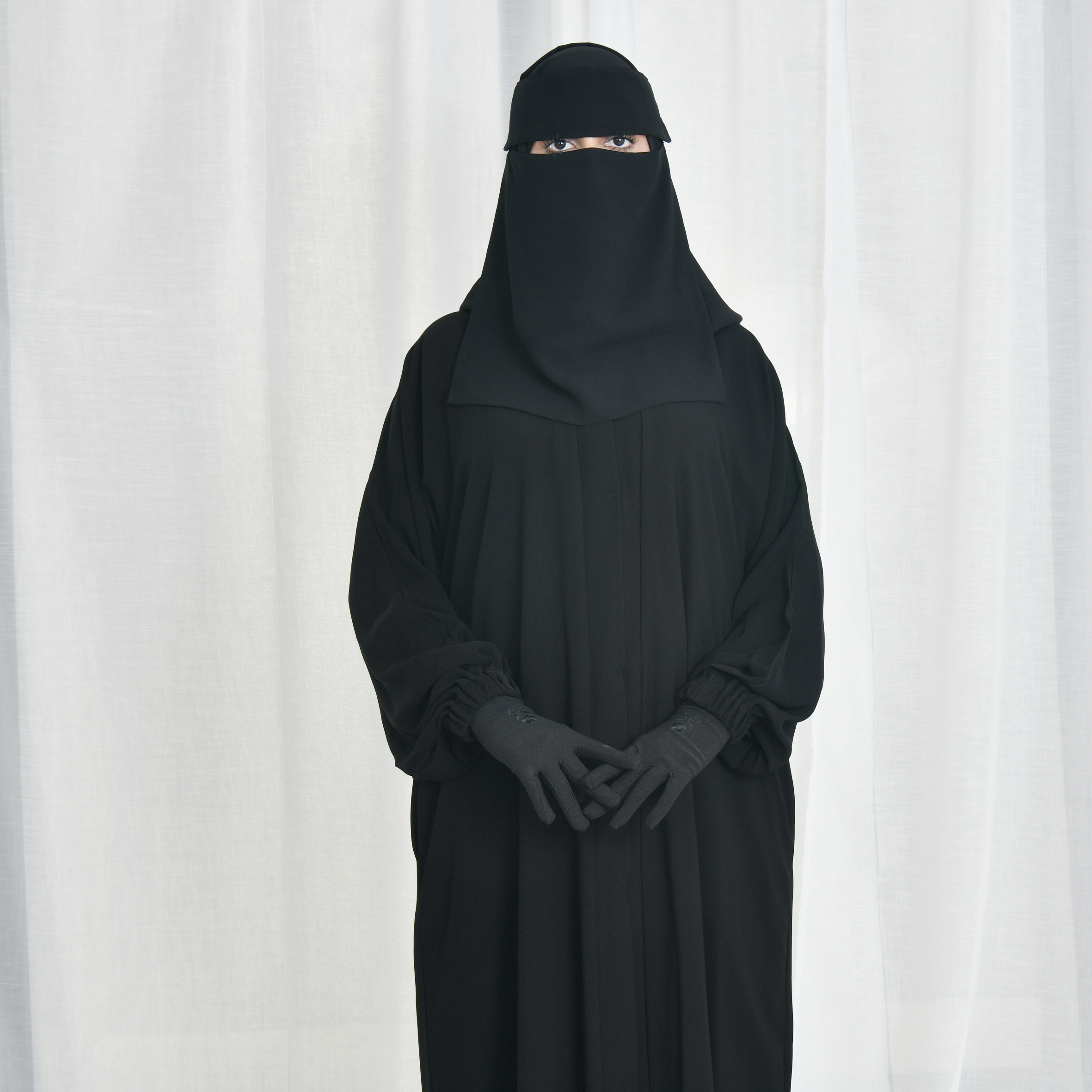  عباية راس سادة مغلقة بطقطق واكمام زم 