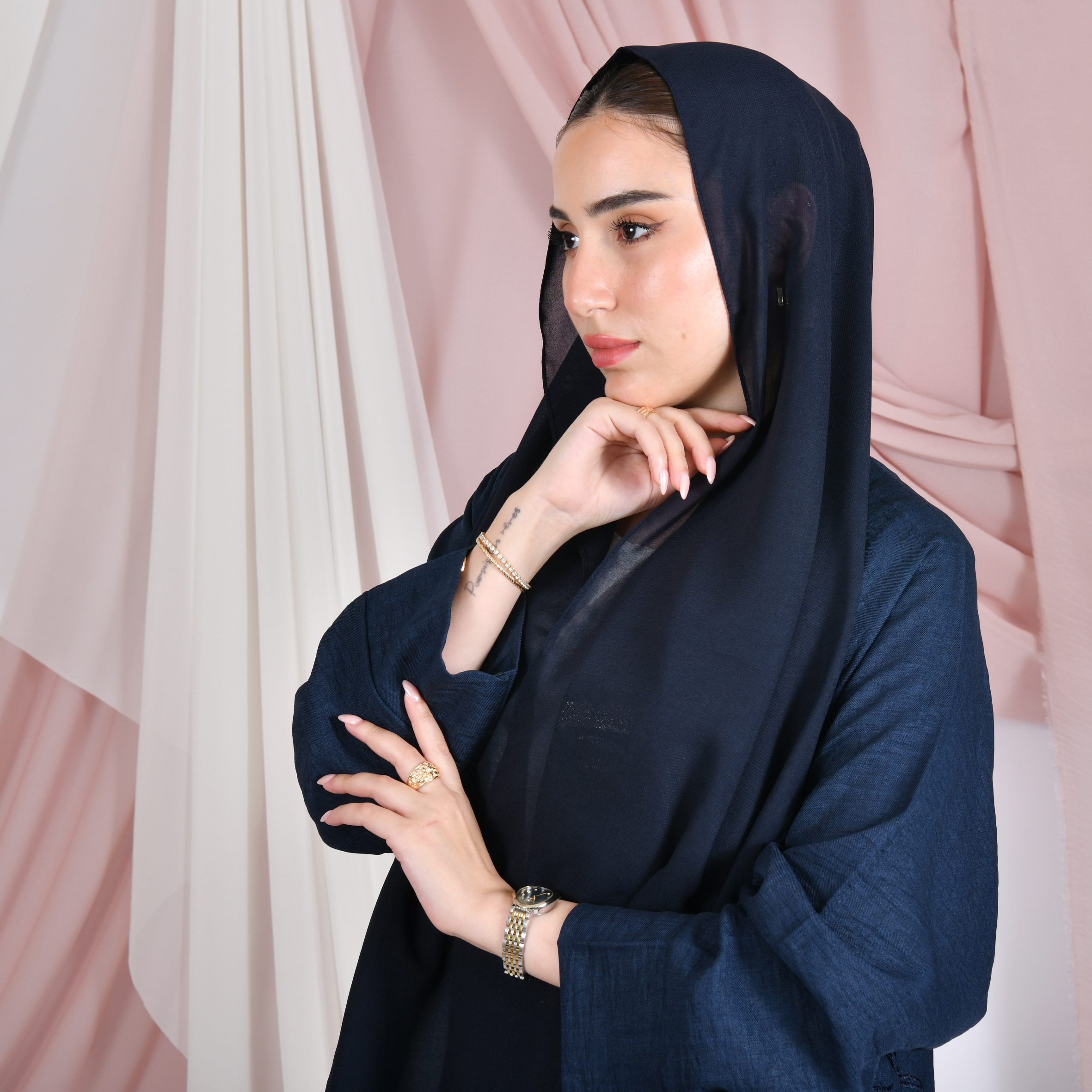  عباية لف ربع كلوش باللون الكحلي بقماش صيفي بتطريز ذهبي عل كامل العباية  