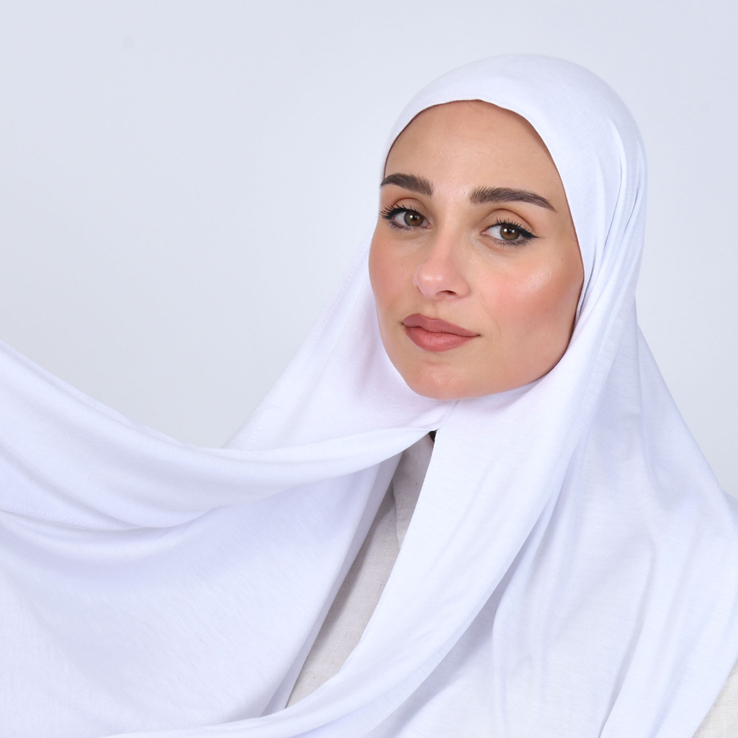  طرحة قطن ناعم بخياطة بالمنتصف - ابيض 
