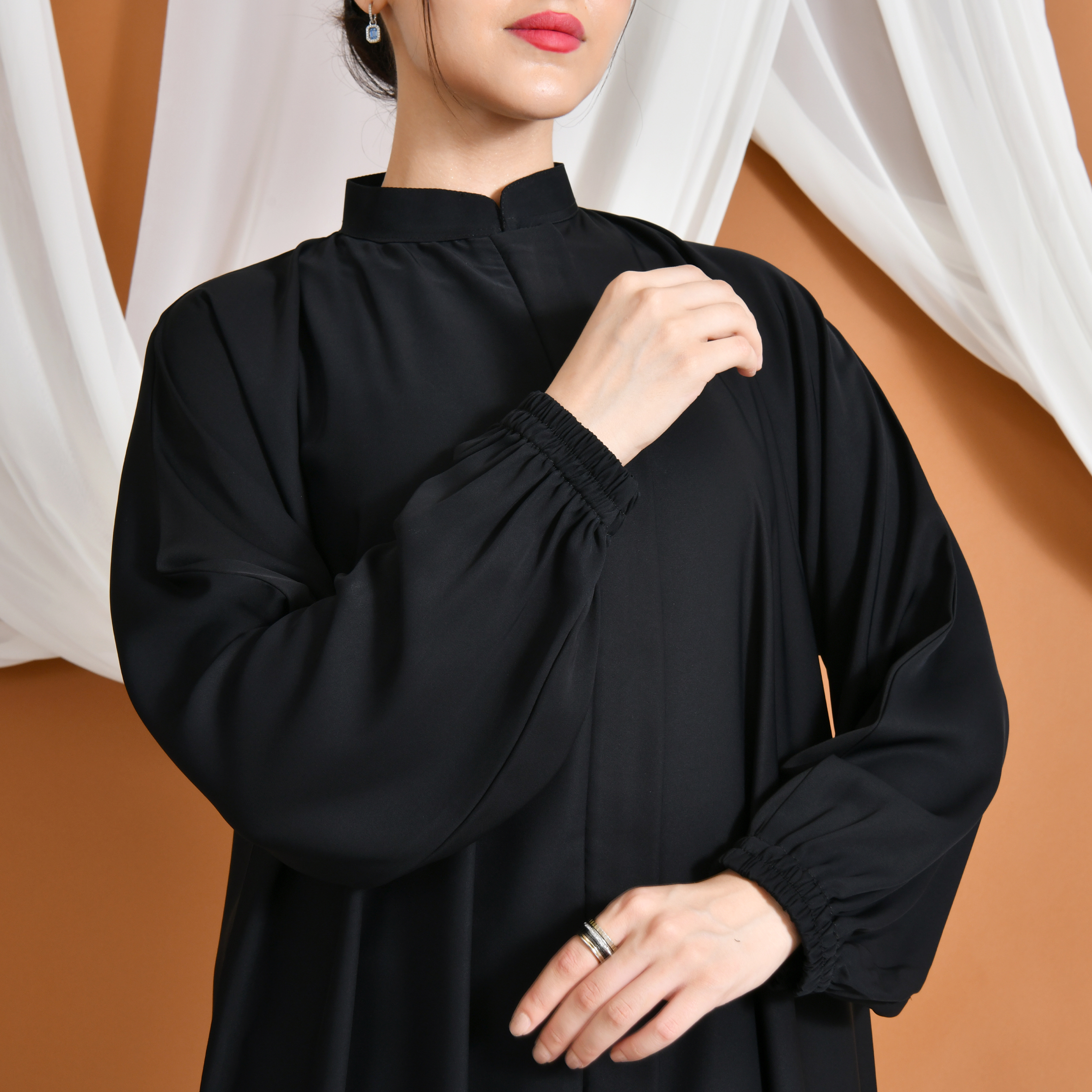  عباية سَنا : تصميم عملي ربع كلوش بسحاب مخفي وأكمام مزمومة 