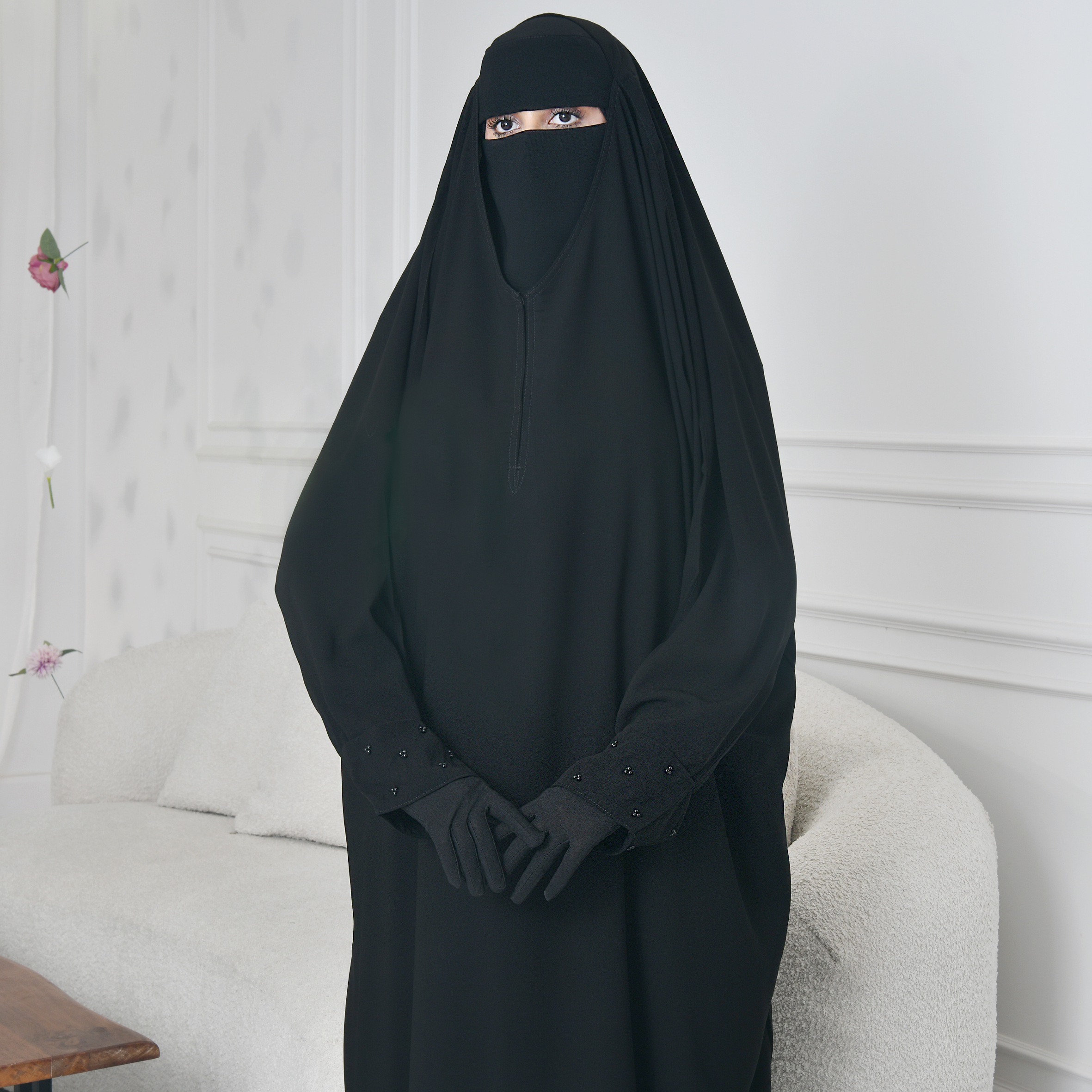  عباية راس مغلقة بطقطق من الاعلى بأكمام مزينة باللؤلؤ الاسود 
