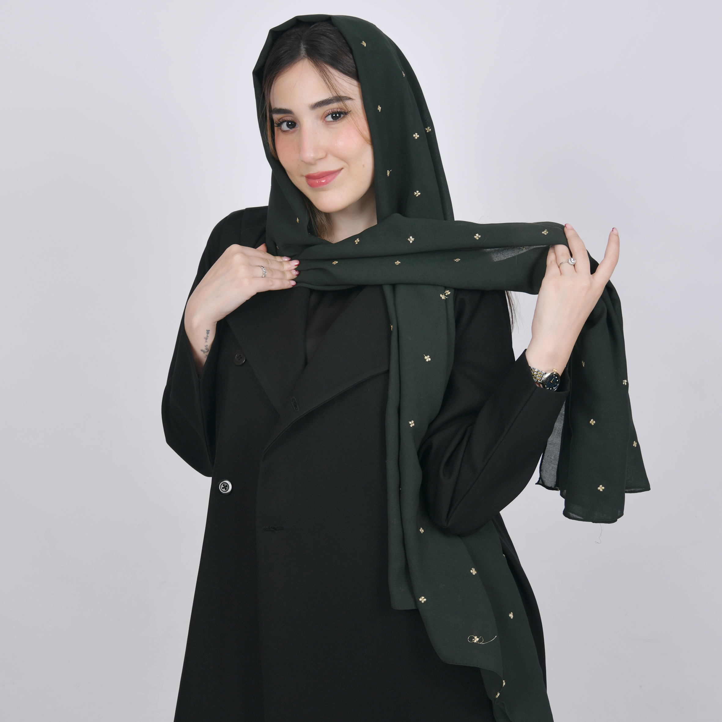  طرحه حرير بلون اخضر زيتي بتطريز زهور ذهبيه متفرقه 