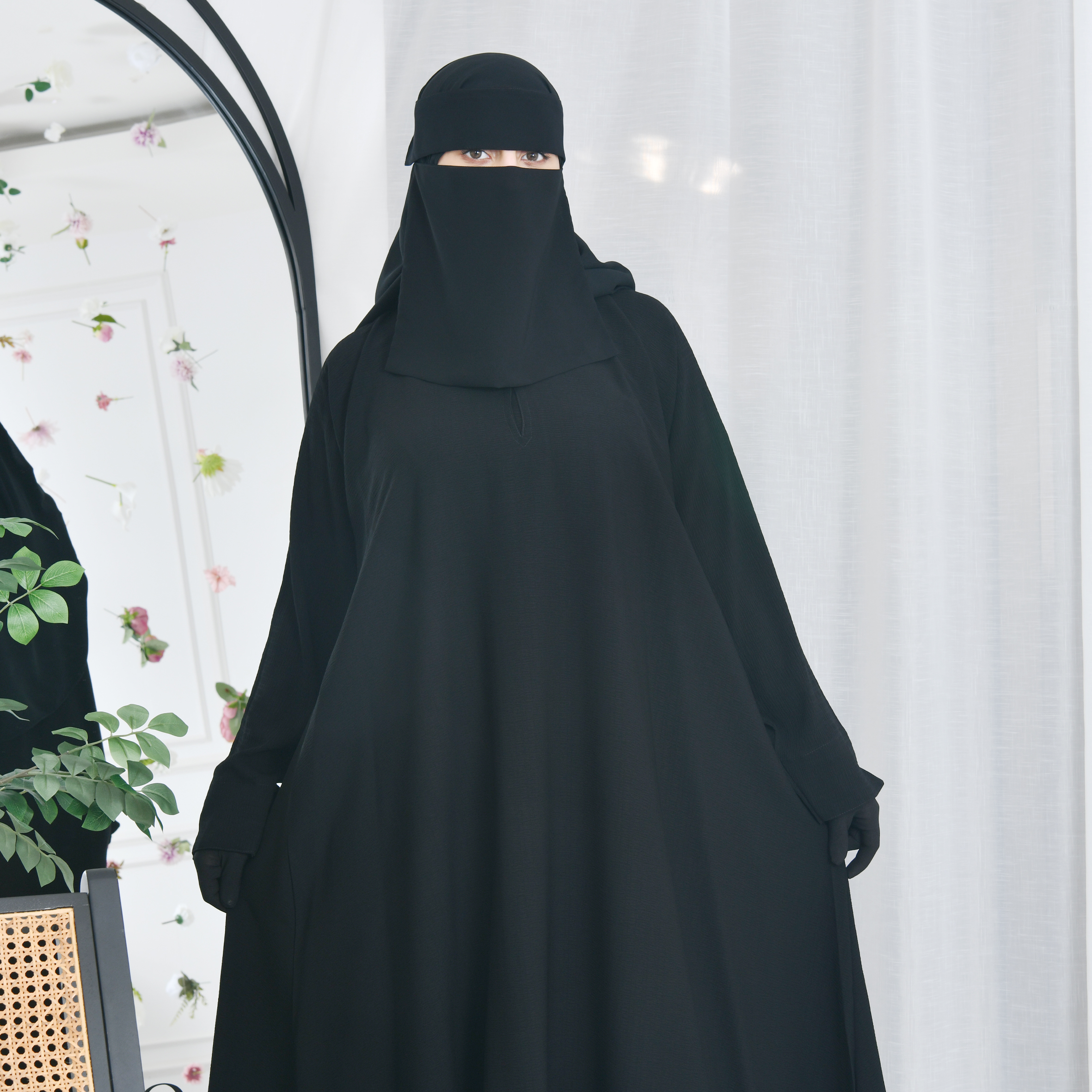  عباية كتف سادة مغلقة بطقطق من الاعلى 
