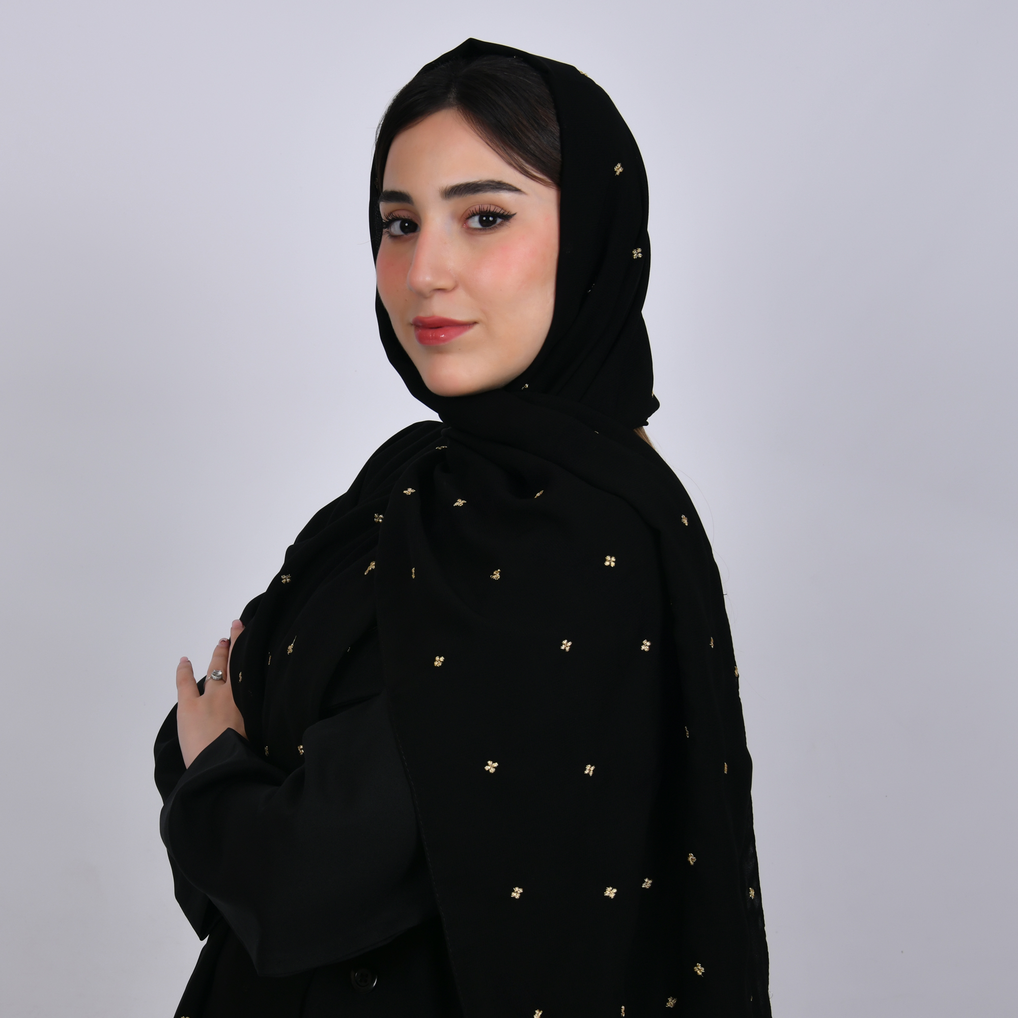  طرحه  حرير بلون اسود  و زهور ذهبيه  صغيره متفرقة   