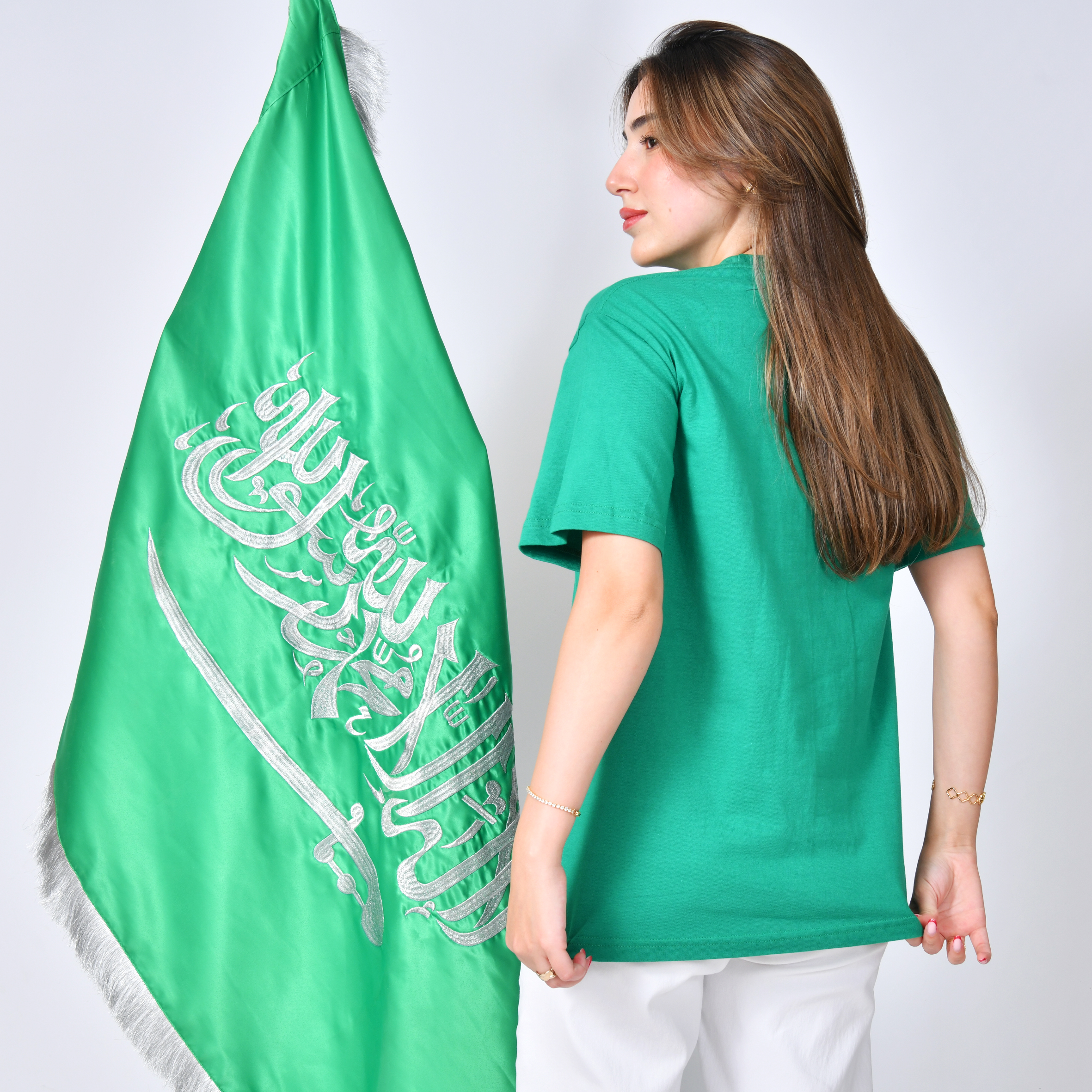  تيشيرت أخضر بتطريز شعار عزنا بأصالتنا  