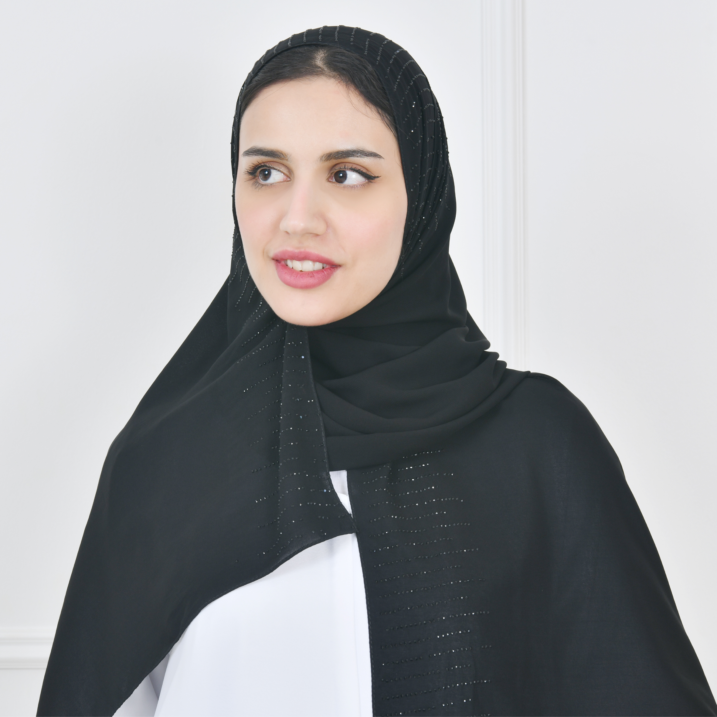  طرحه حرير بحافة مزينة  بالكريستال الأسود 