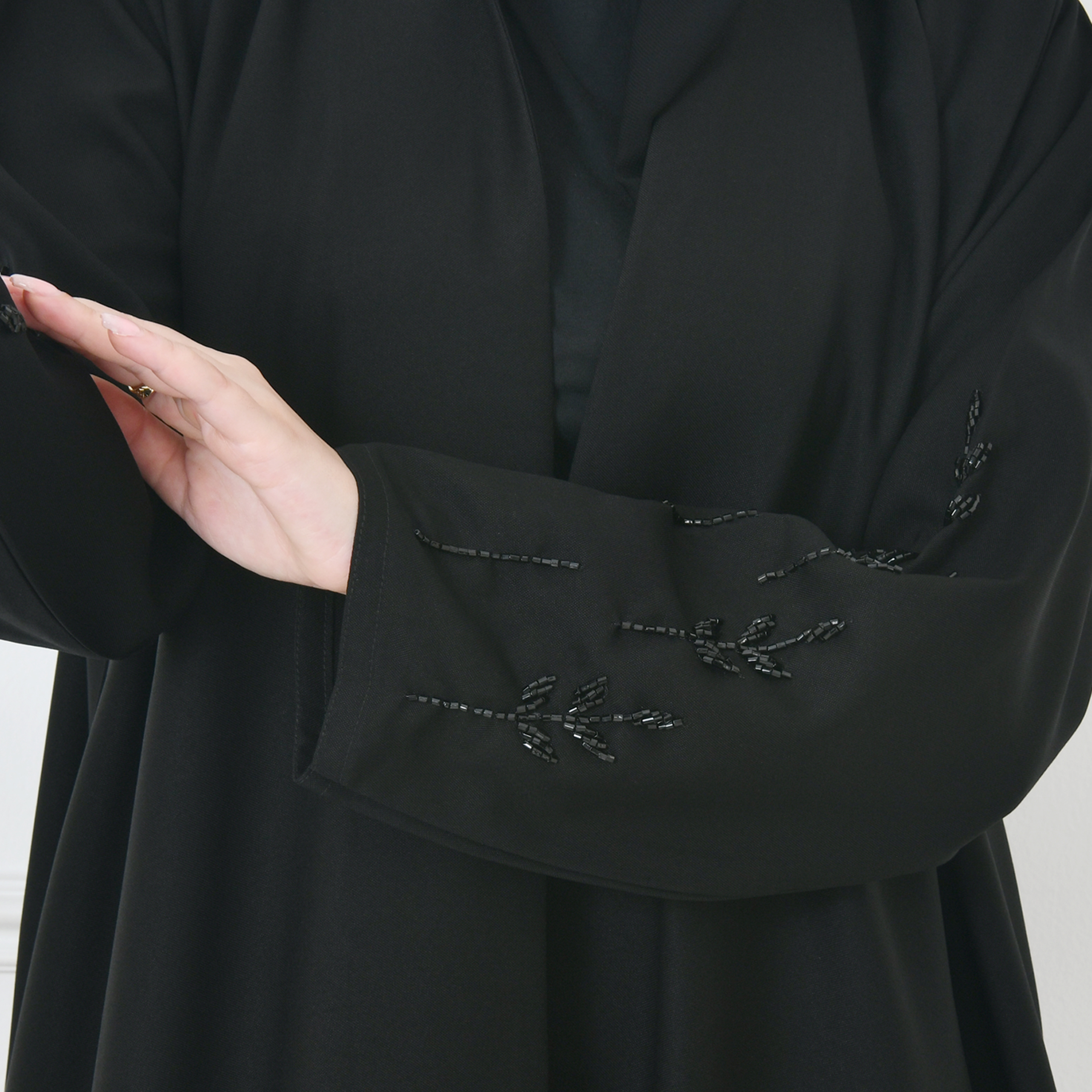  عباية لف سوداء نص كلوش بشك عى جانبي العباية والاكمام 