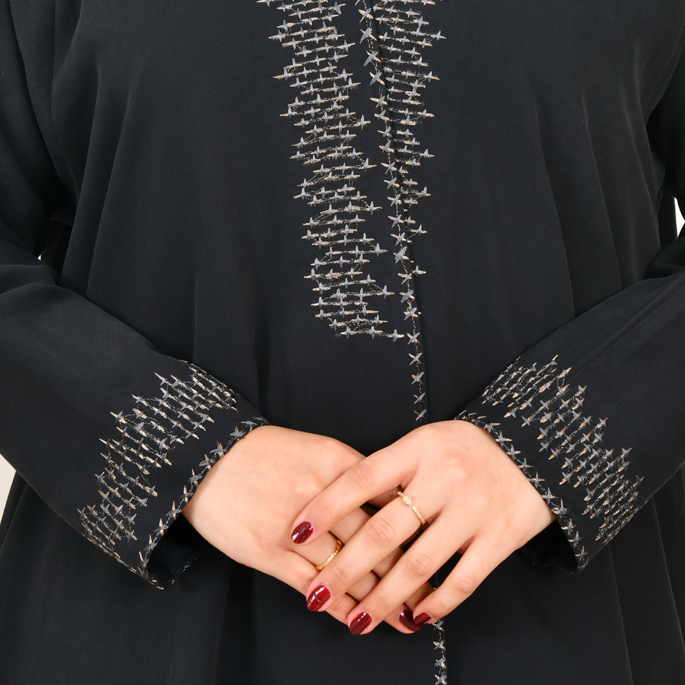  عباية لف  نص كلوش باللون الكحلي مزينة بتطريز  