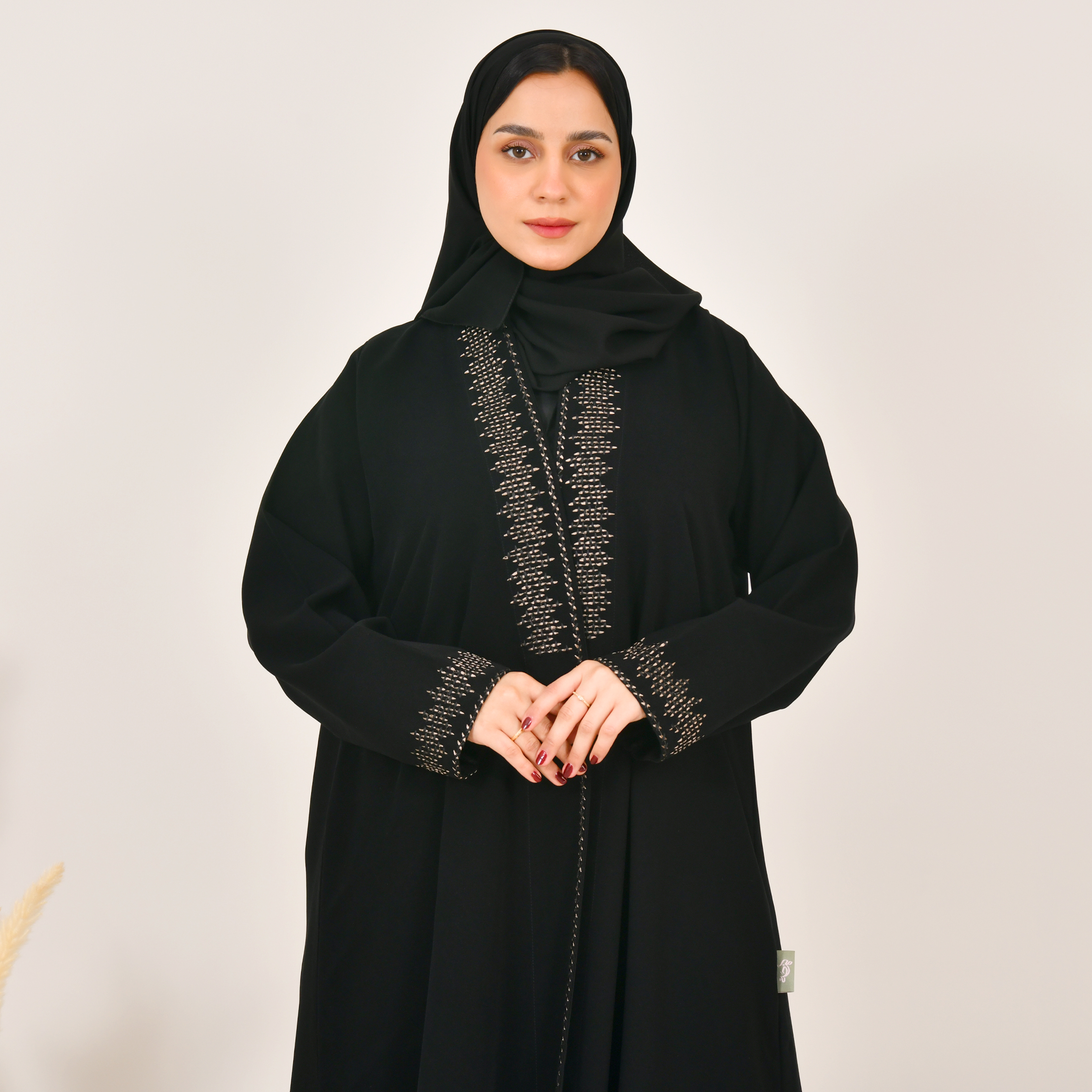  عباية لف سوداء ربع كلوش بتطريز  