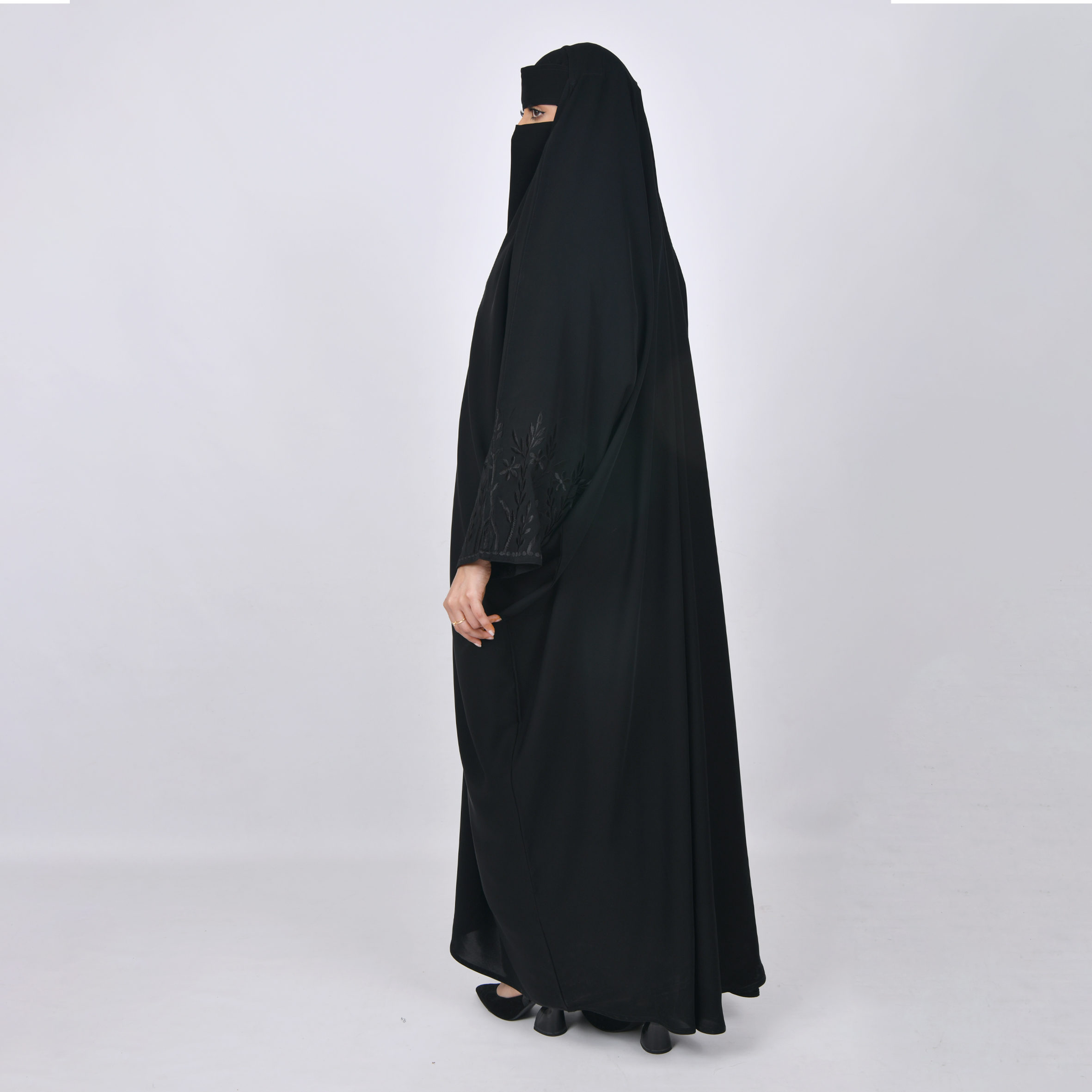  عباية رأس لف بأكمام واسعة مطرزة بتطريز ناعم على الاكمام  