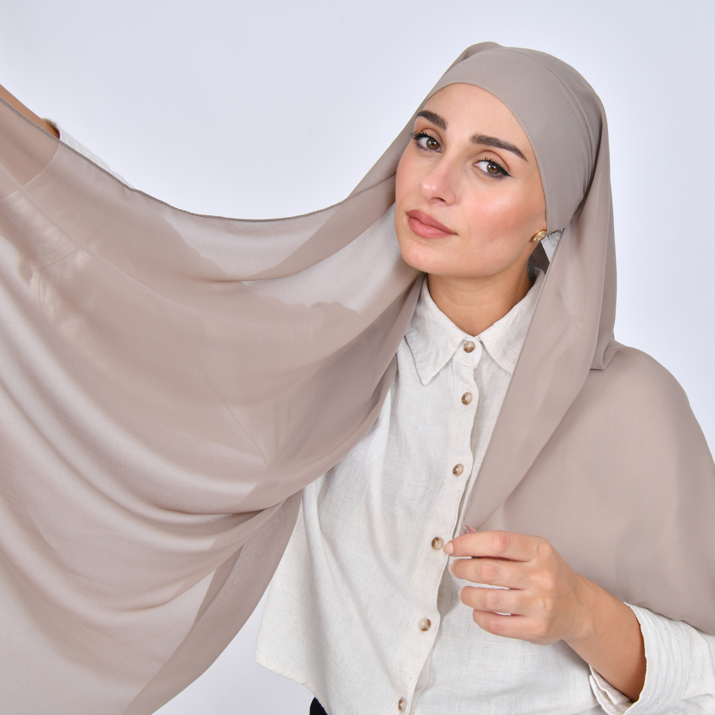  طرحة شيفون بربطة اغلاق - بيج 