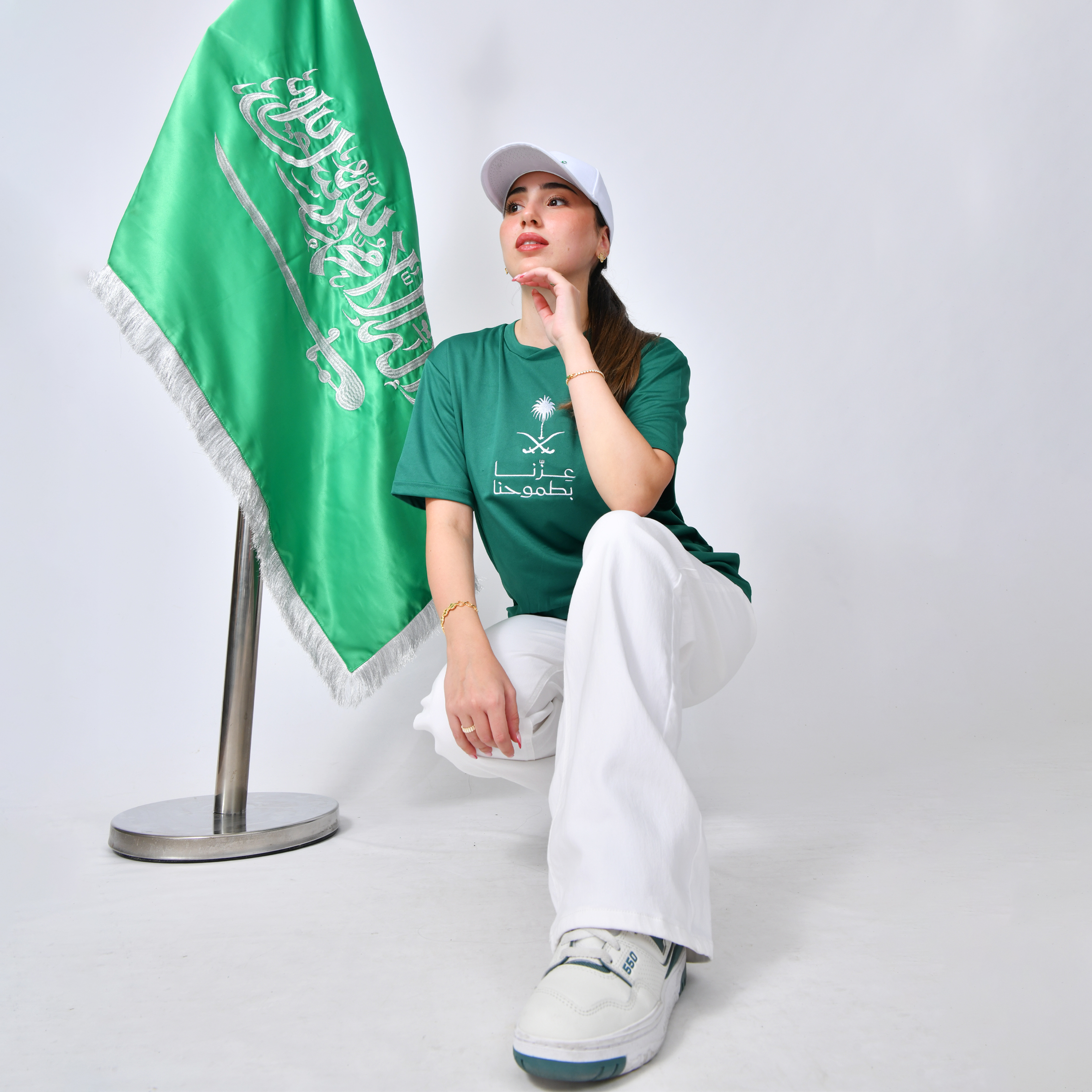  تيشيرت أخضر بتطريز شعار عزنا بطموحنا مع سدو من الخلف  