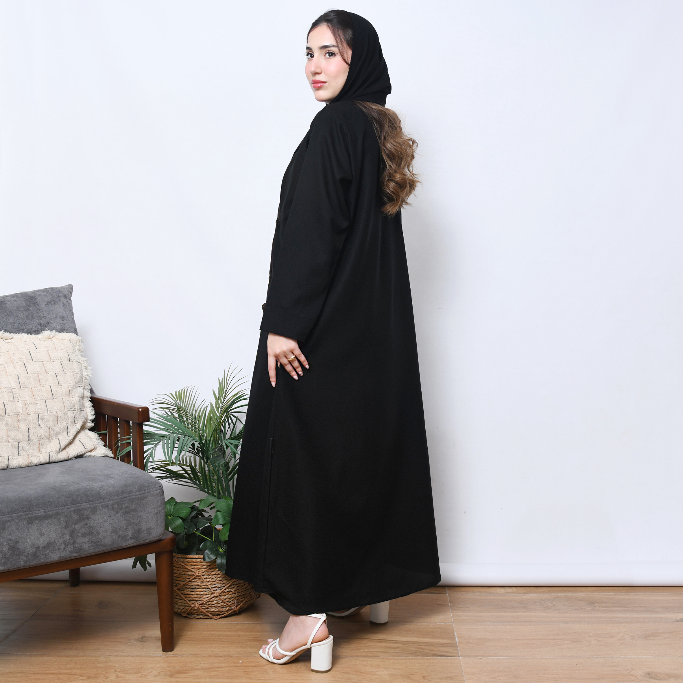  عباية بتصميم بليزر مميز بتداخل الكريب المقلم باللون البني  