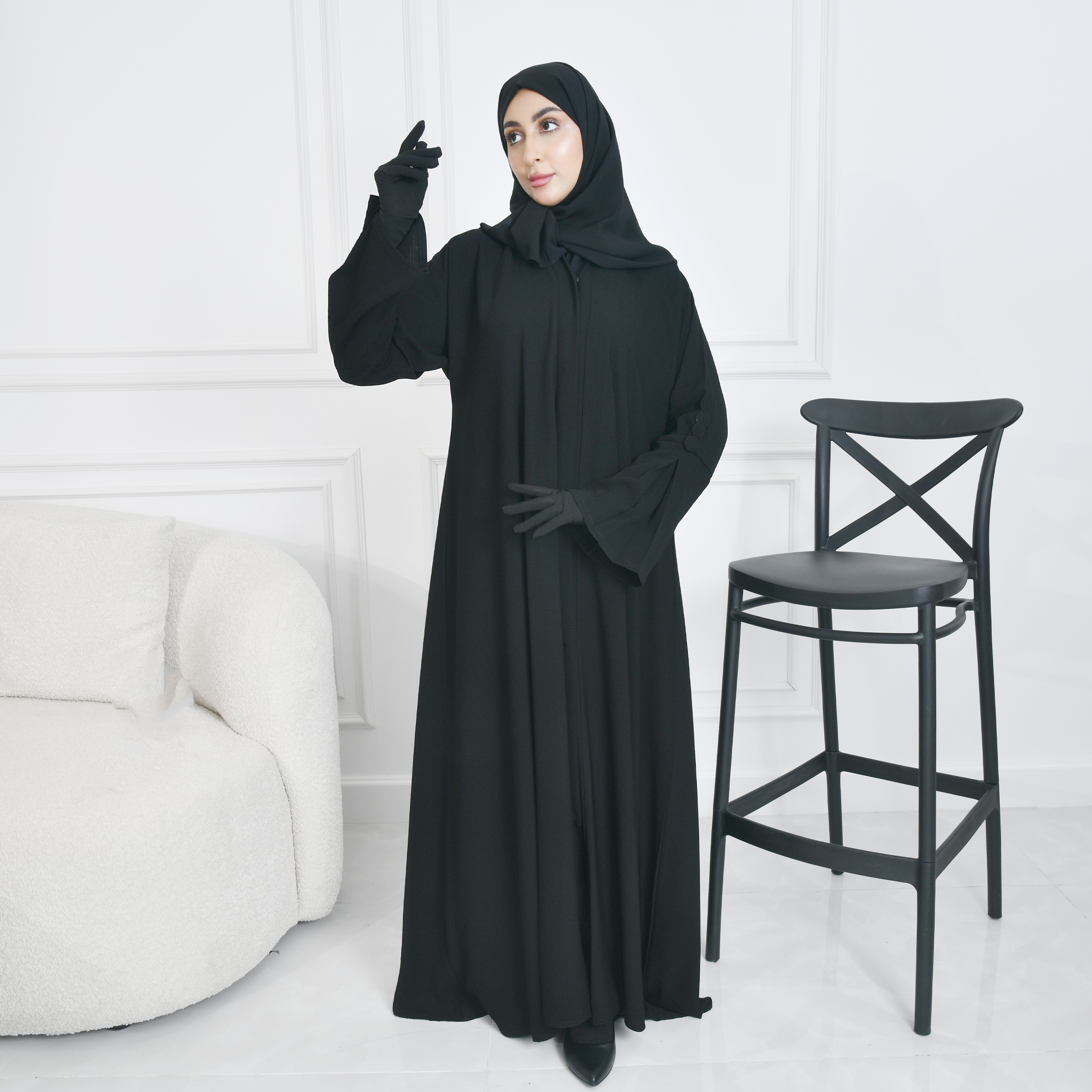 عباية كتف سوداء سادة بكم واسع وكسرات مزينة بأزرار 