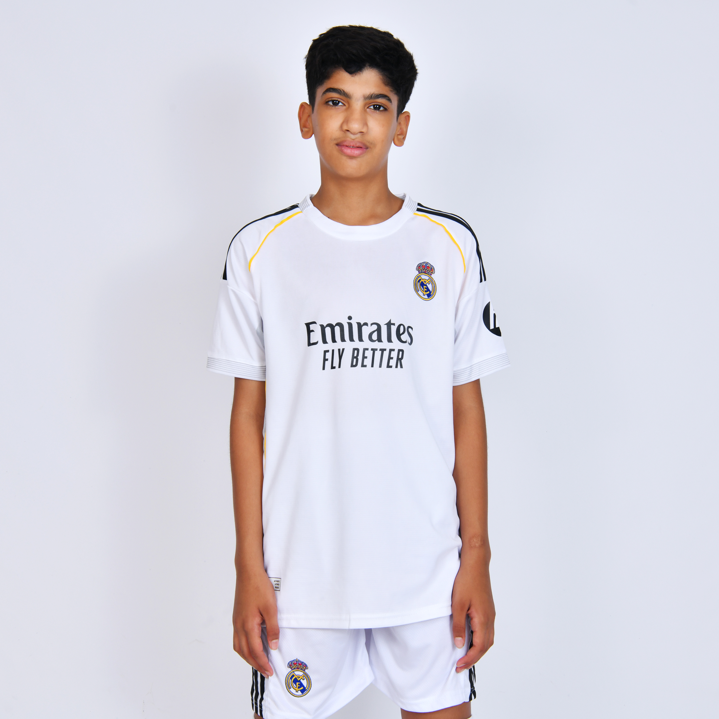  طقم نادي ريال مدريد ( تيشيرت مع شورت) 