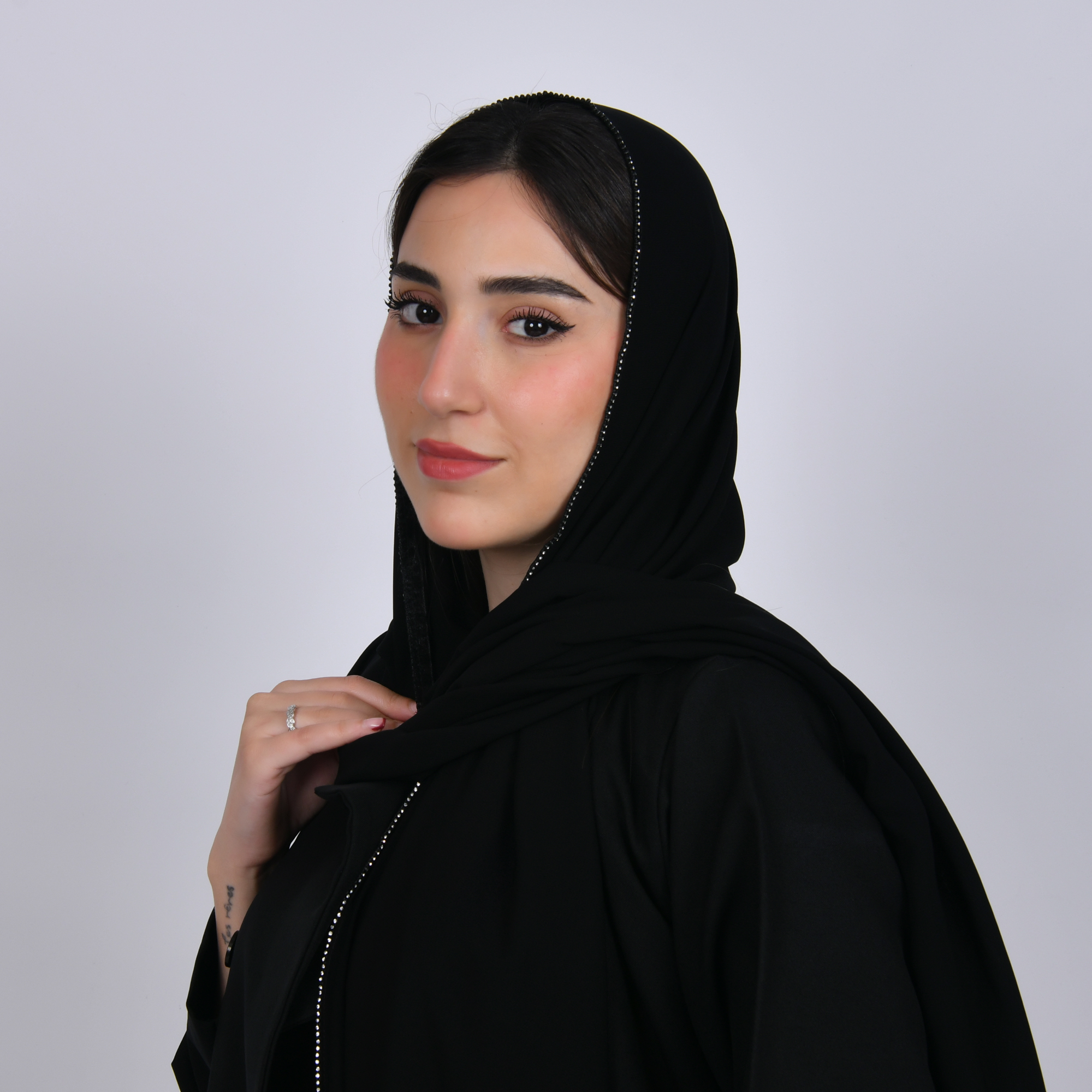  طرحه حرير سوداء مزينه بخط كرستال  ناعم على حواف الطرحه 