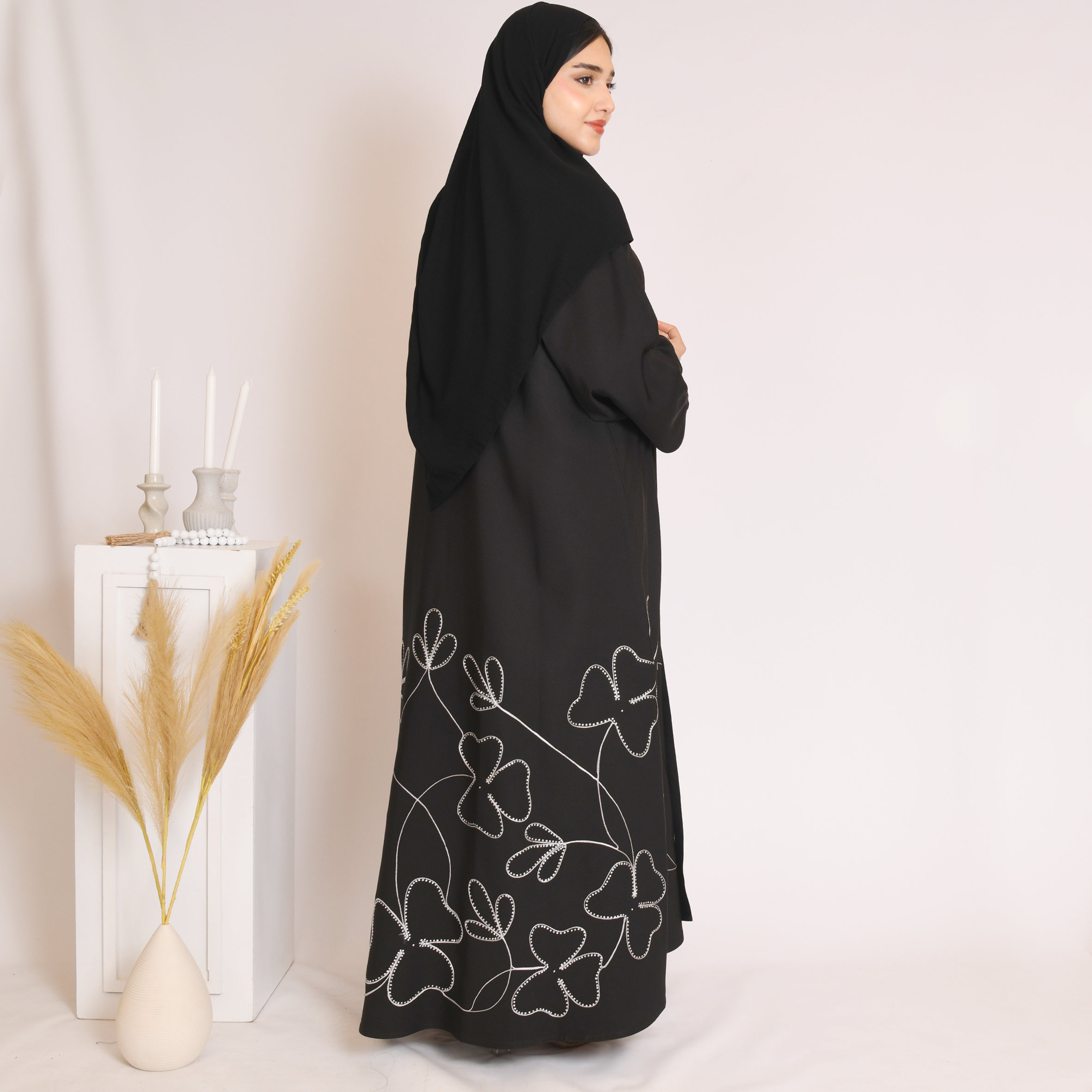  عباية ربع كلوش سوداء بقماش راكز مزينة بتطريز وفصوص باللون الأبيض من الاسفل  مع زر اغلاق  