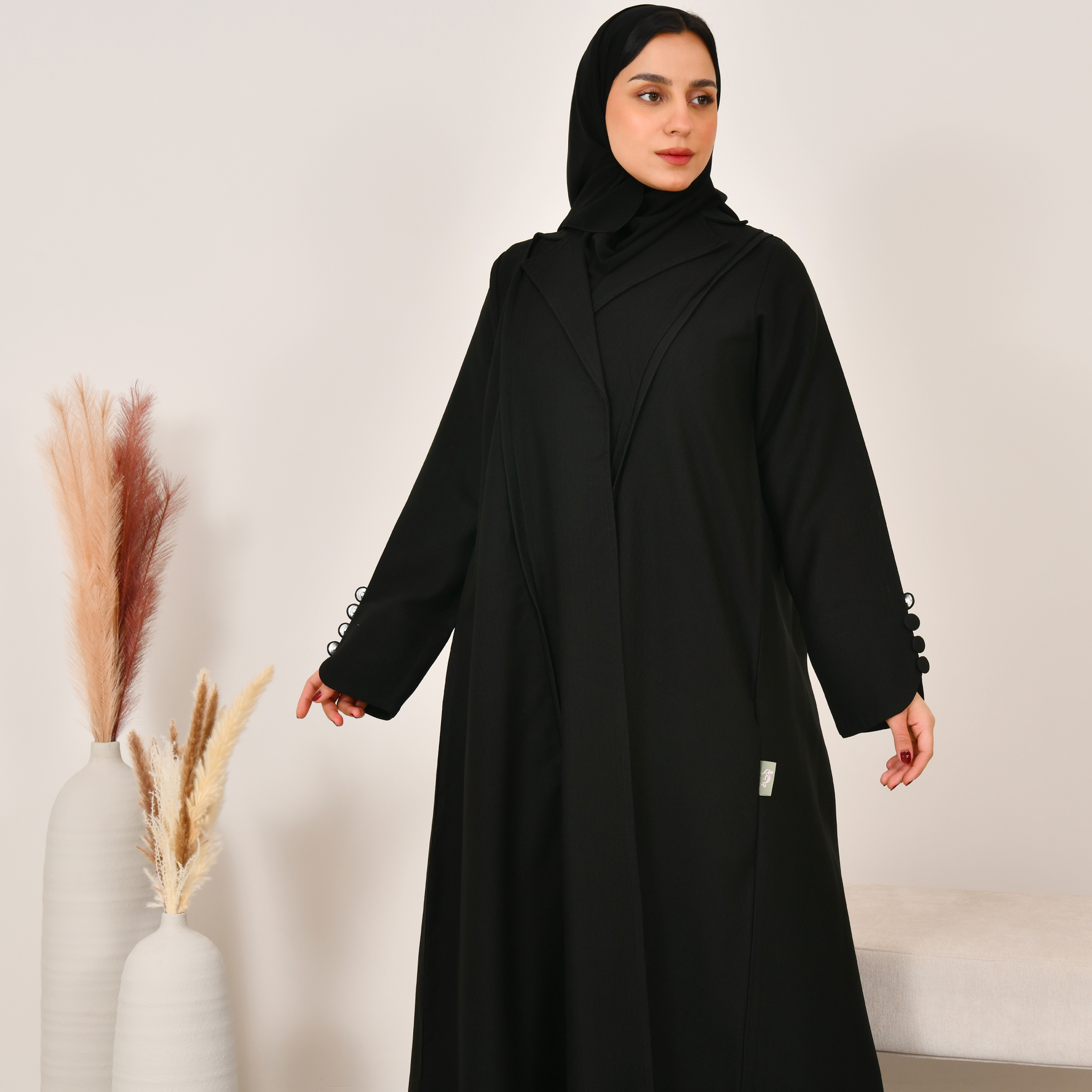  عباية بليزر ربع كلوش مزين بأزرار على الاكمام 