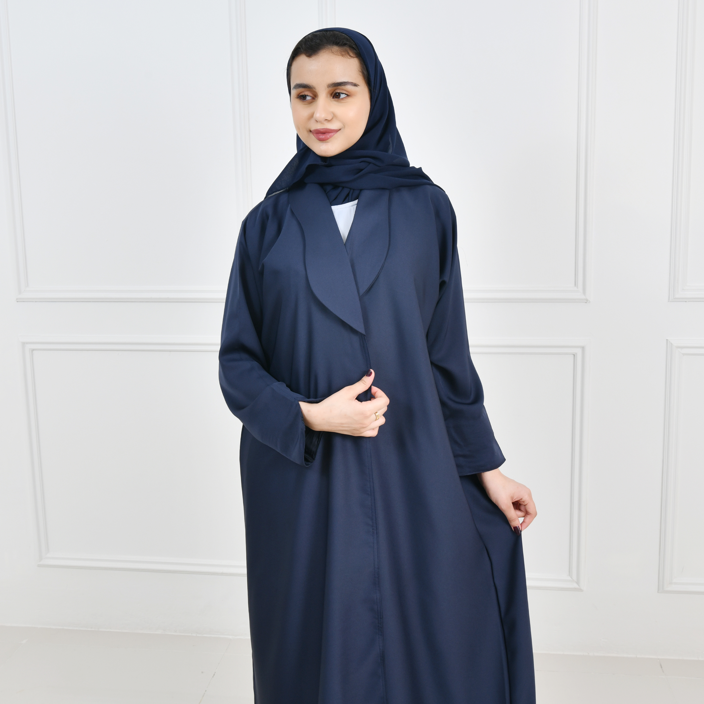  عباية بناتية بليزر باللون الكحلي بياقة متموجة مع سديري منفصل بقماش الجاكار  