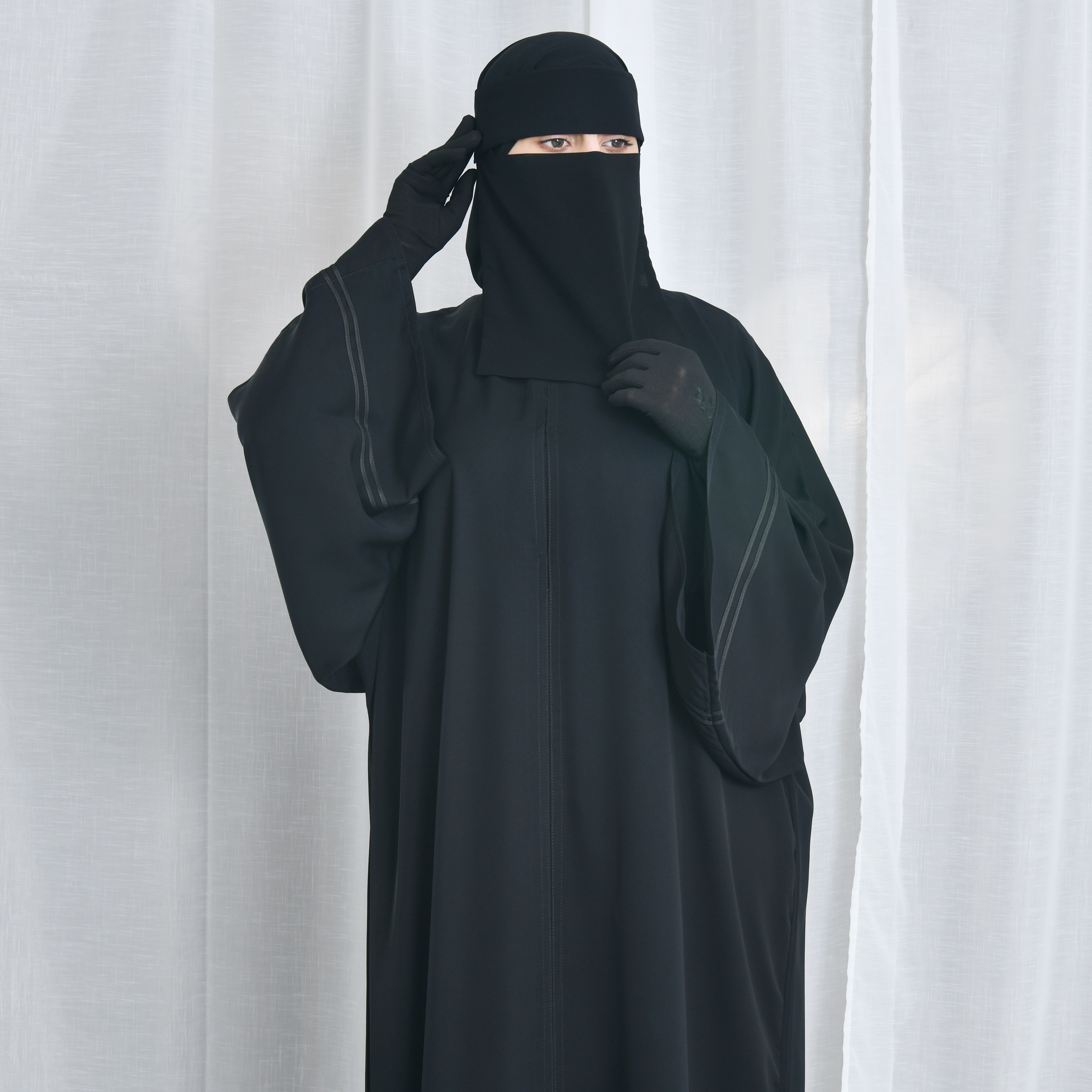  عباية كتف سوداء مغلقة بطقطق وكم واسع مزين بقيطان 