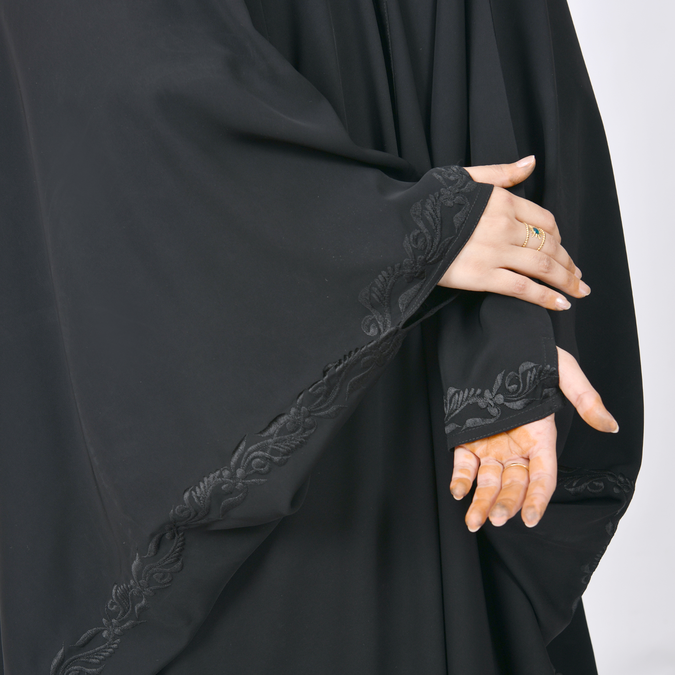  عباية رأس لف موديل فراشة بفتحة اصبع وتطريز ناعم على جانبي الاكمام    
