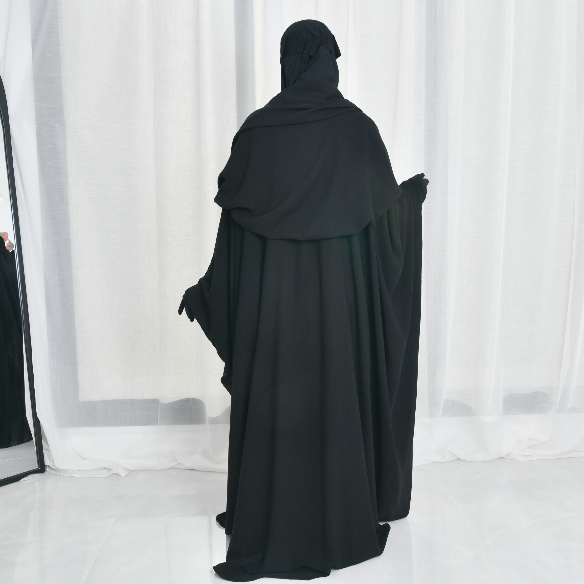  عباية راس موديل سديري طقطق بقصة فراشة واكمام بفتحة اصبع 