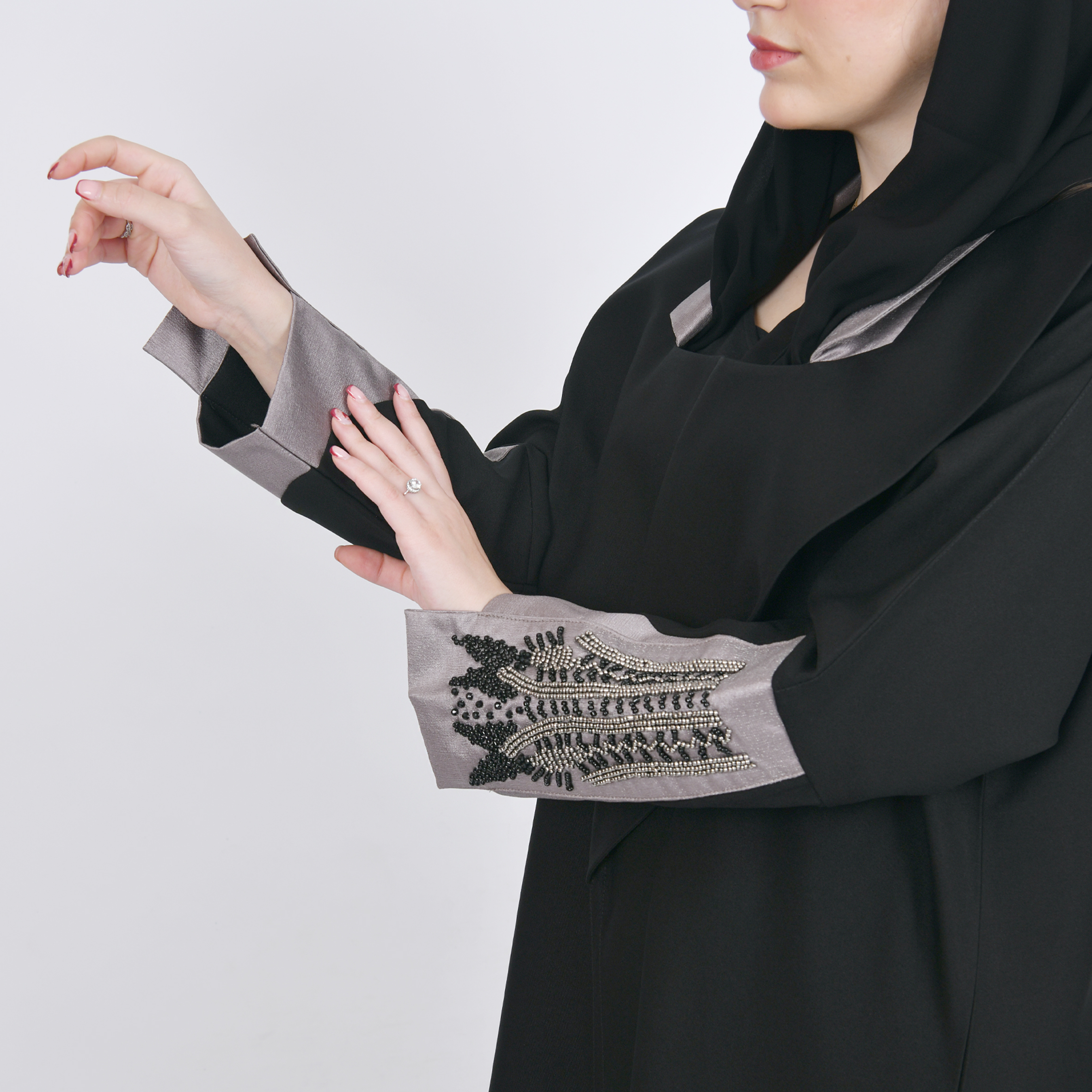  عباية سوداء لف كلوش بتصميم جذاب للياقة والاكمام المزينة بشك يدوي  