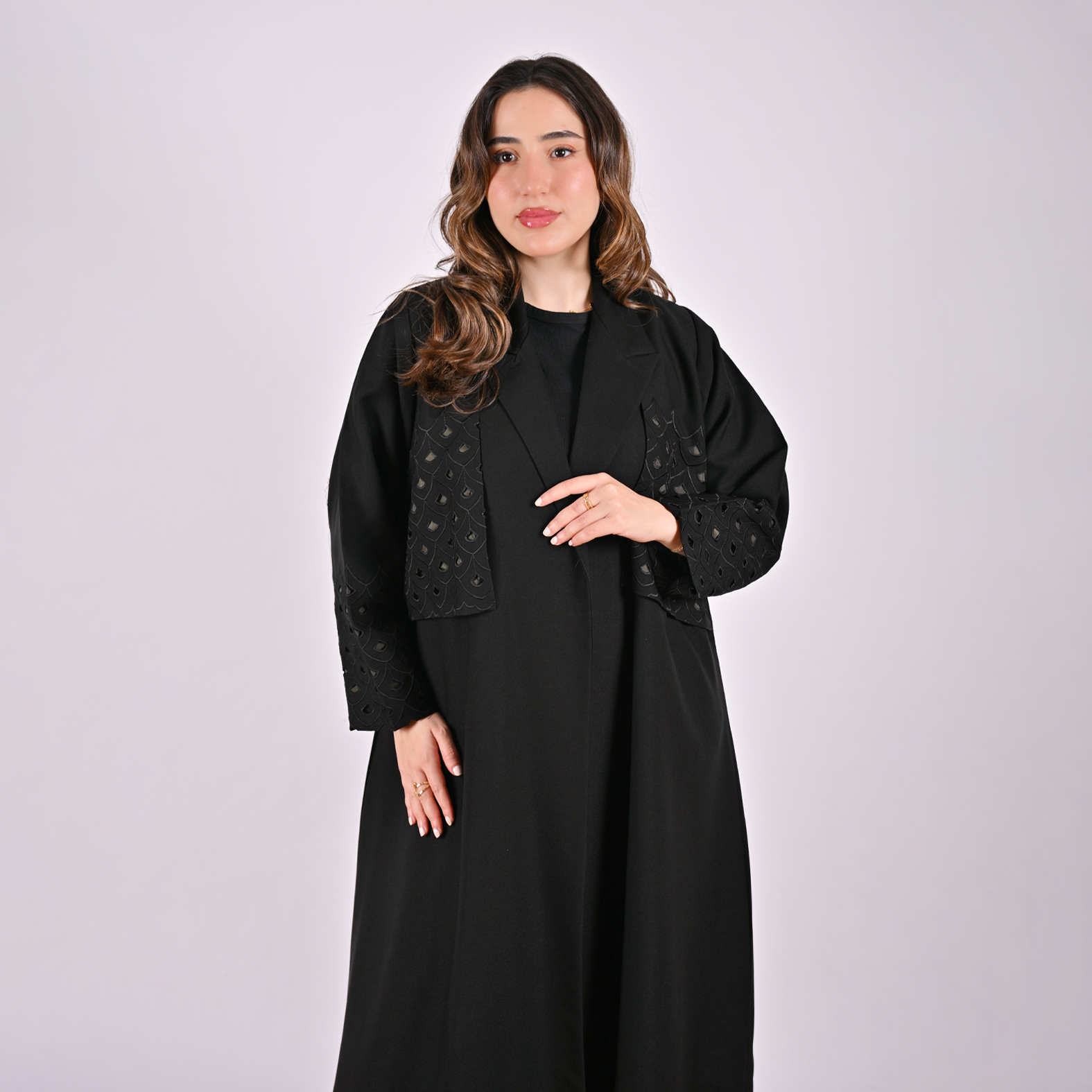  عباية بليزر بقصة مميزة مع بطانة بلون الزيتي الانيق 