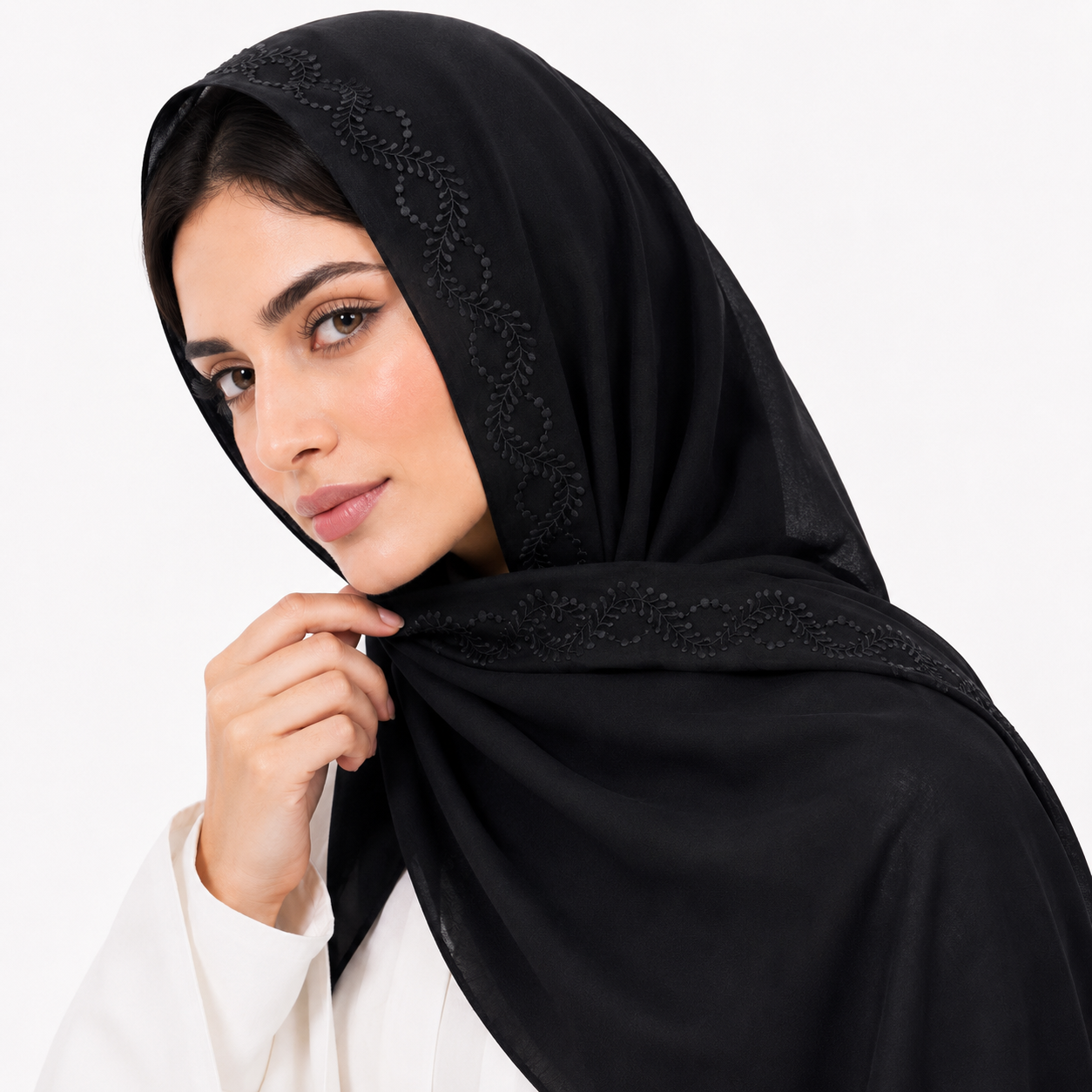  طرحة باللون الاسود مزينة بتطريز حلزوني 