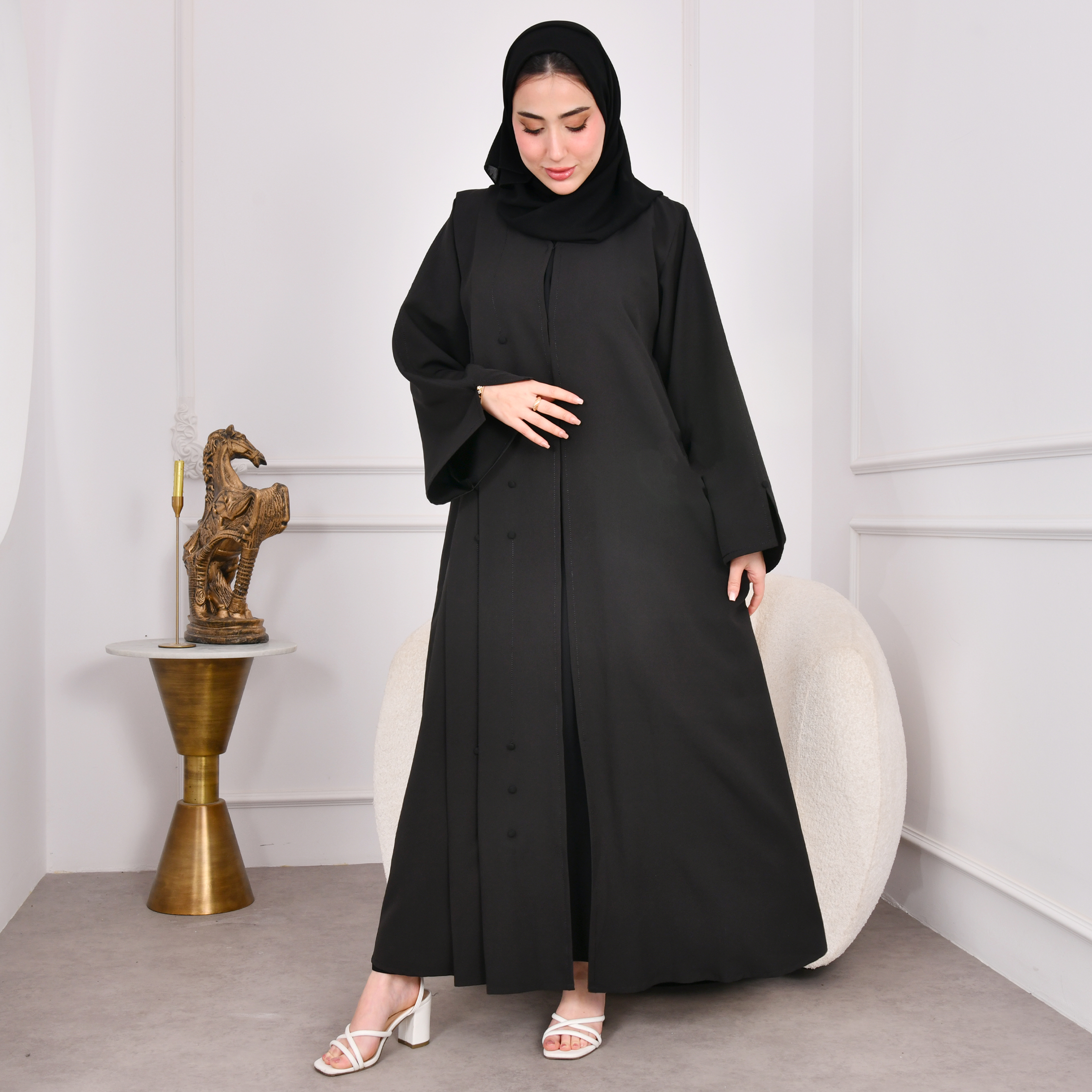  عباية سوداء تصميم اماراتي  ربع كلوش بكسرات طولية مزينة بأزرار جانب واحد  
