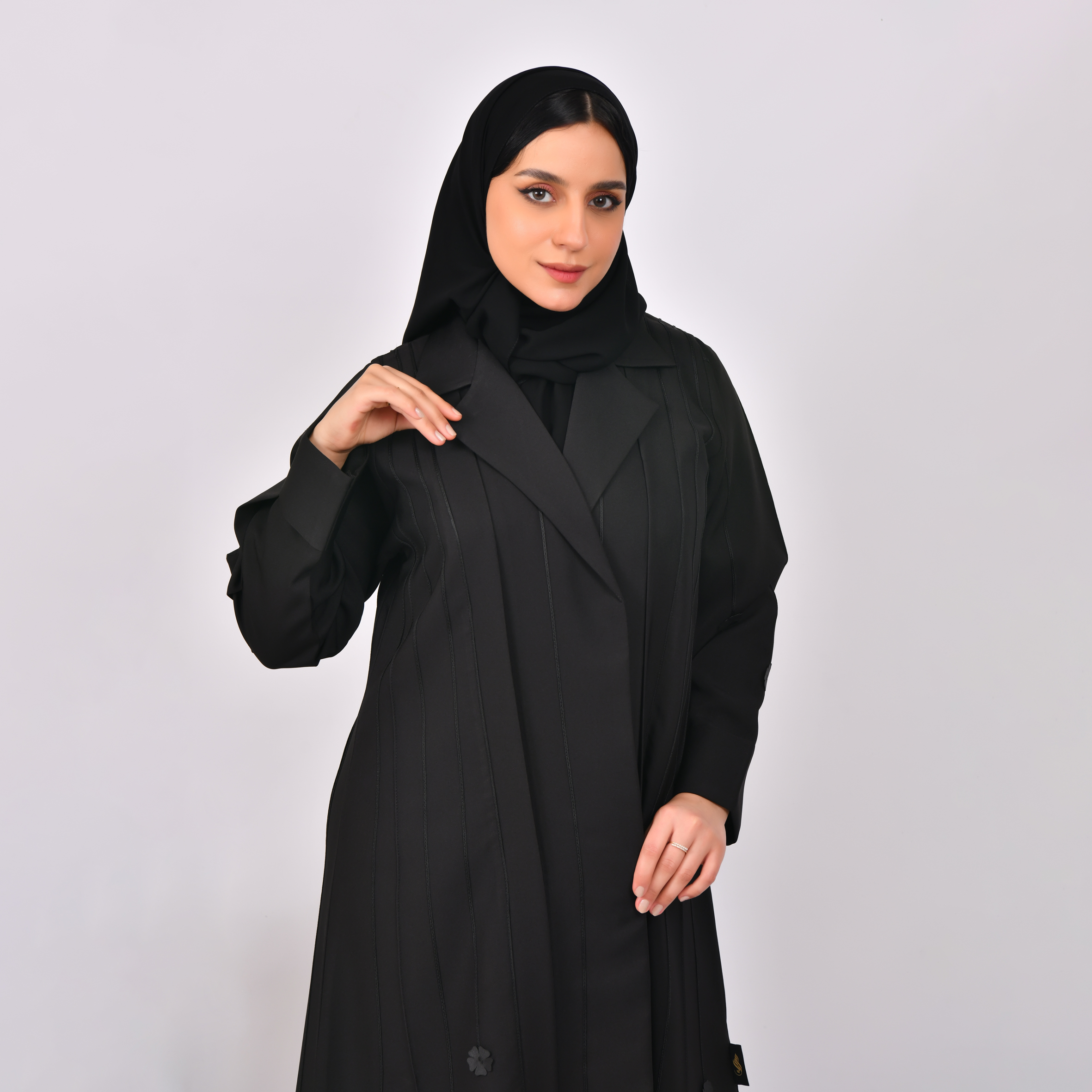  عباية سوداء ربع كلوش بقصة رسمية مزينة بقيطان وزهور سوداء 