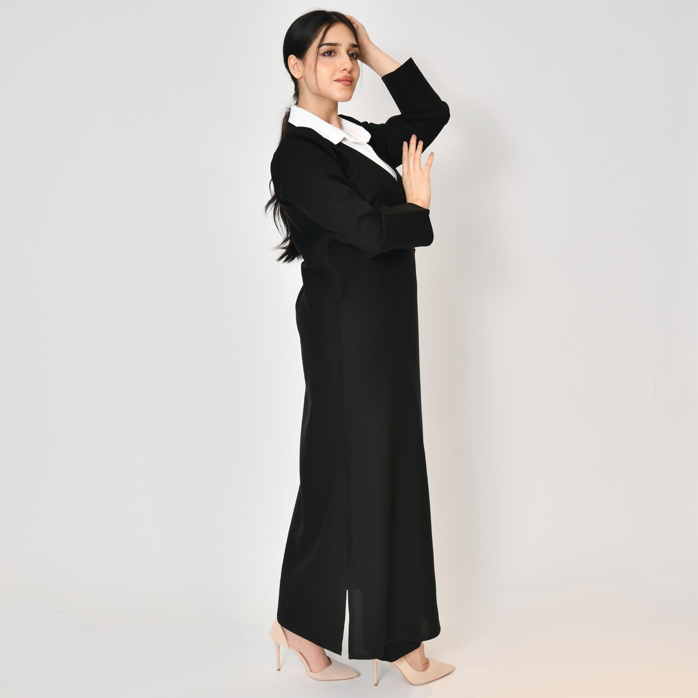  عباية رسمية سوداء انيقة مزينة بأزرار ذهبية  