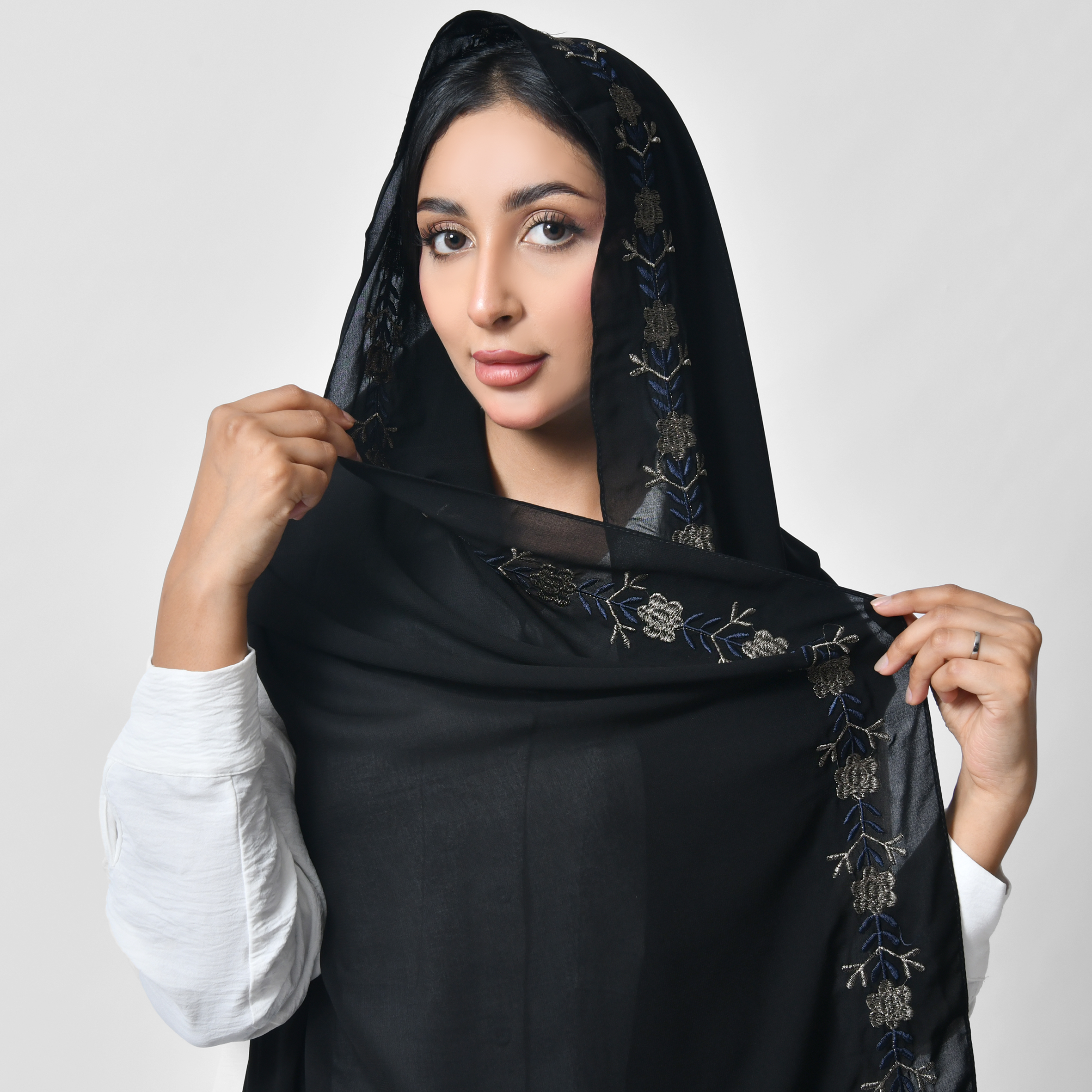  طرحة سوداء بتطريز أنيق بالذهبي الزاهي والكحلي 