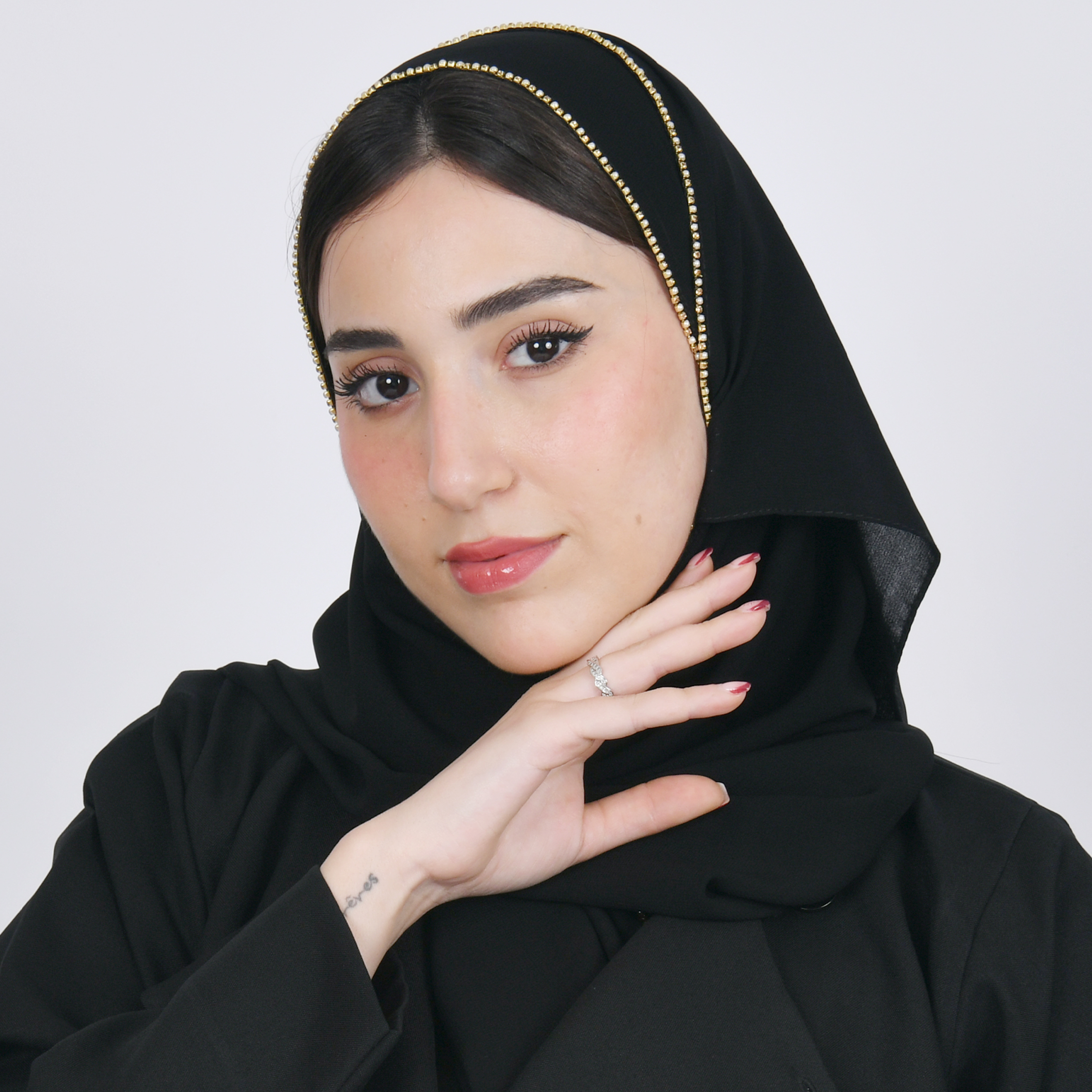 طرحه حرير سوداء بشك ذهبي  دائري صغير 
